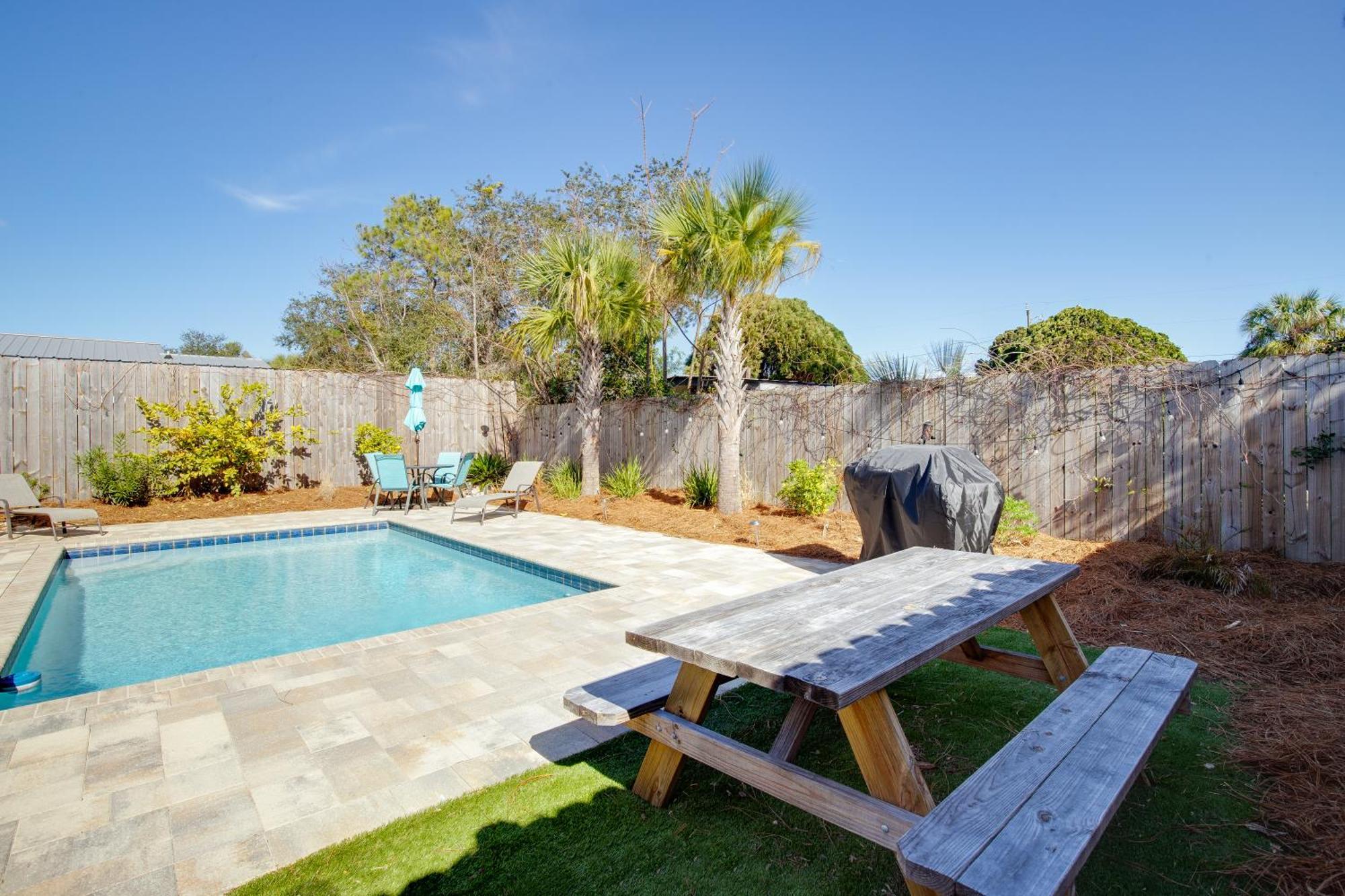 Gorgeous 3bd/25ba New W/ Private Heated Pool Steps From Beach! Holiday home *