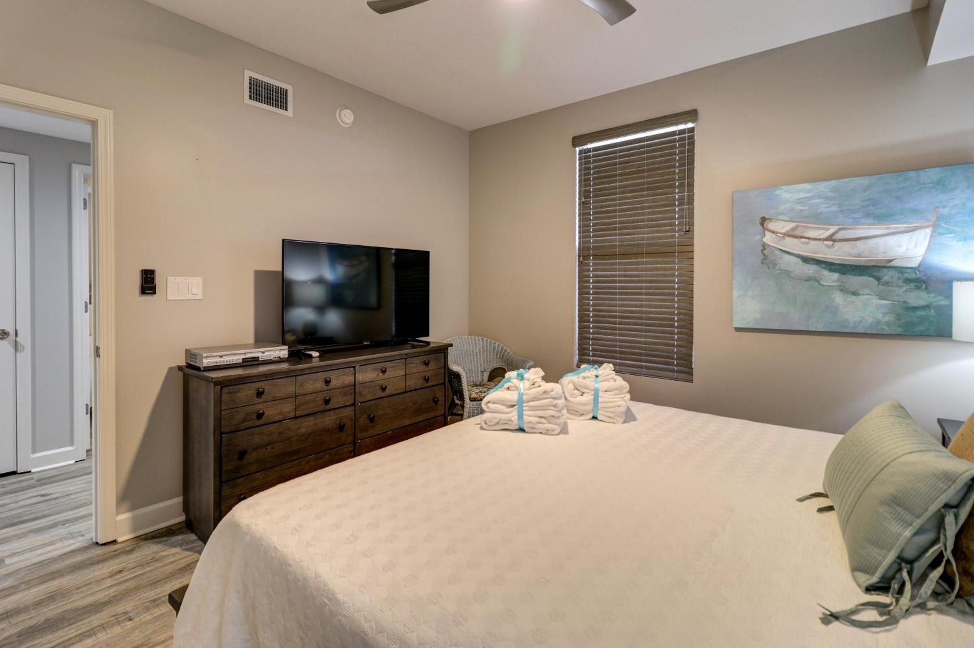 Gulf Front Master Suite! Directly On The Beach! 3 Bedroom / 2 Ba! Sleeps 8! Holiday home Panama City Beach