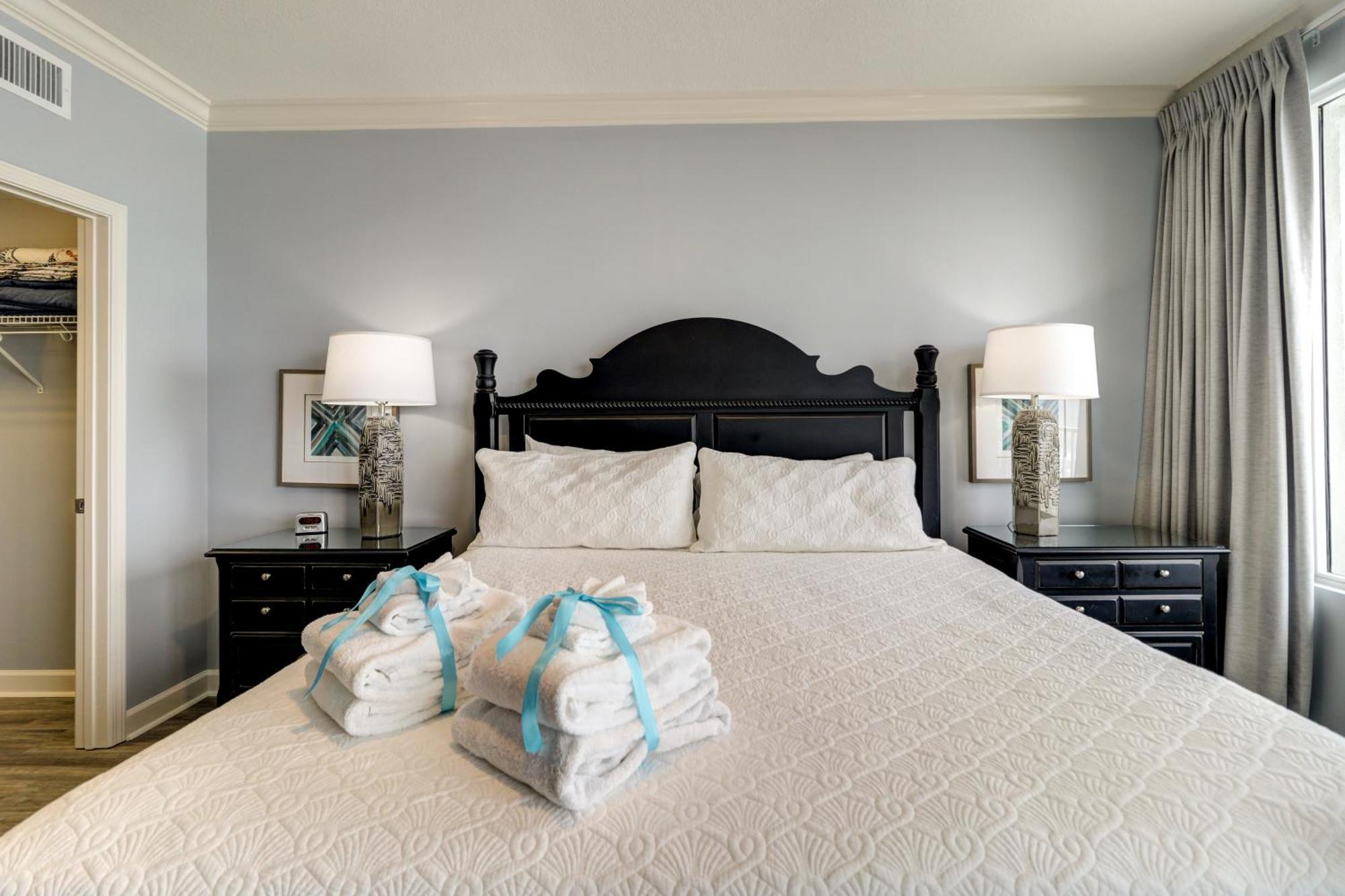Gulf Front Master Suite! Directly On The Beach! 3 Bedroom / 2 Ba! Sleeps 8!