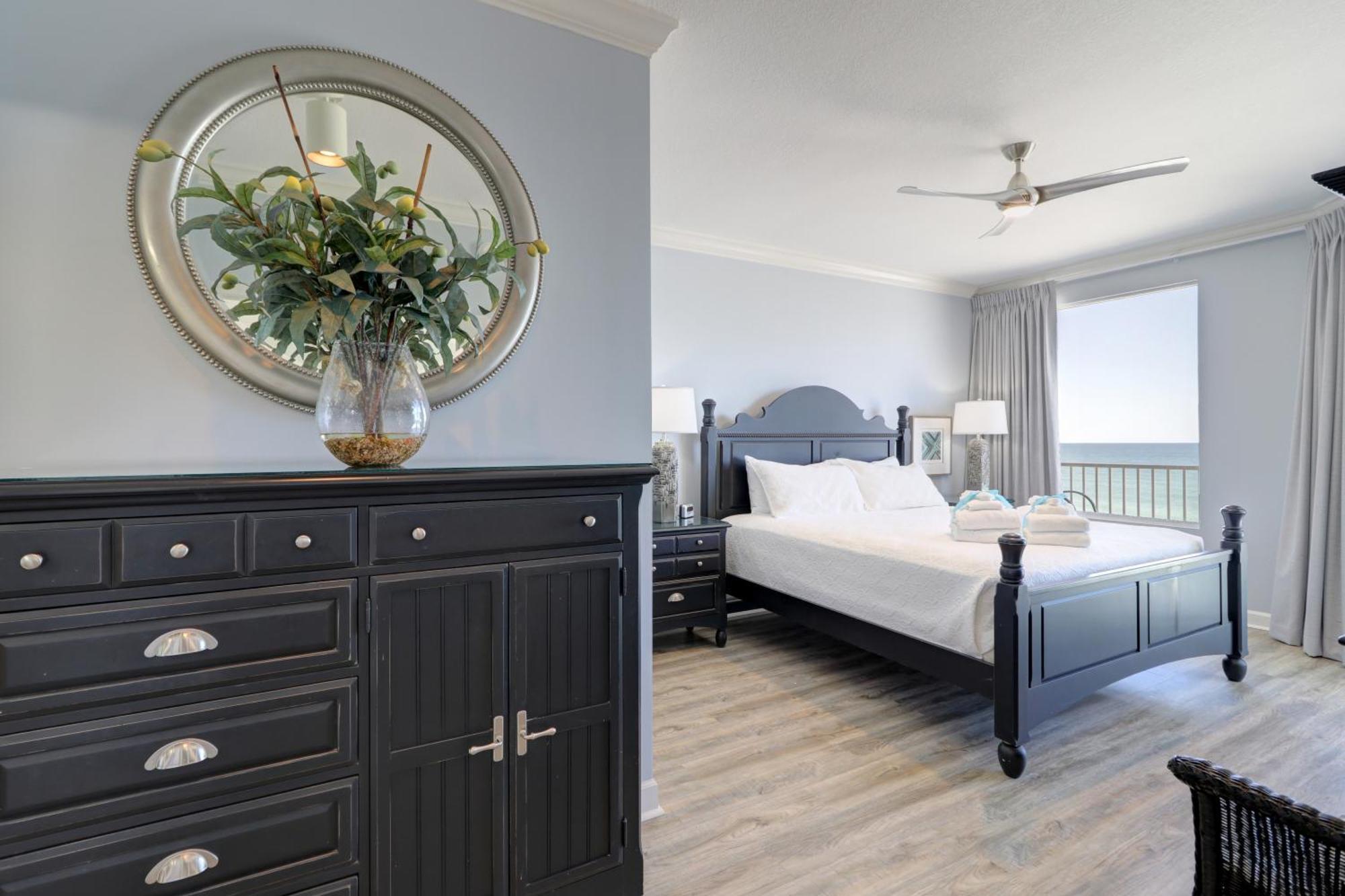 Gulf Front Master Suite! Directly On The Beach! 3 Bedroom / 2 Ba! Sleeps 8!