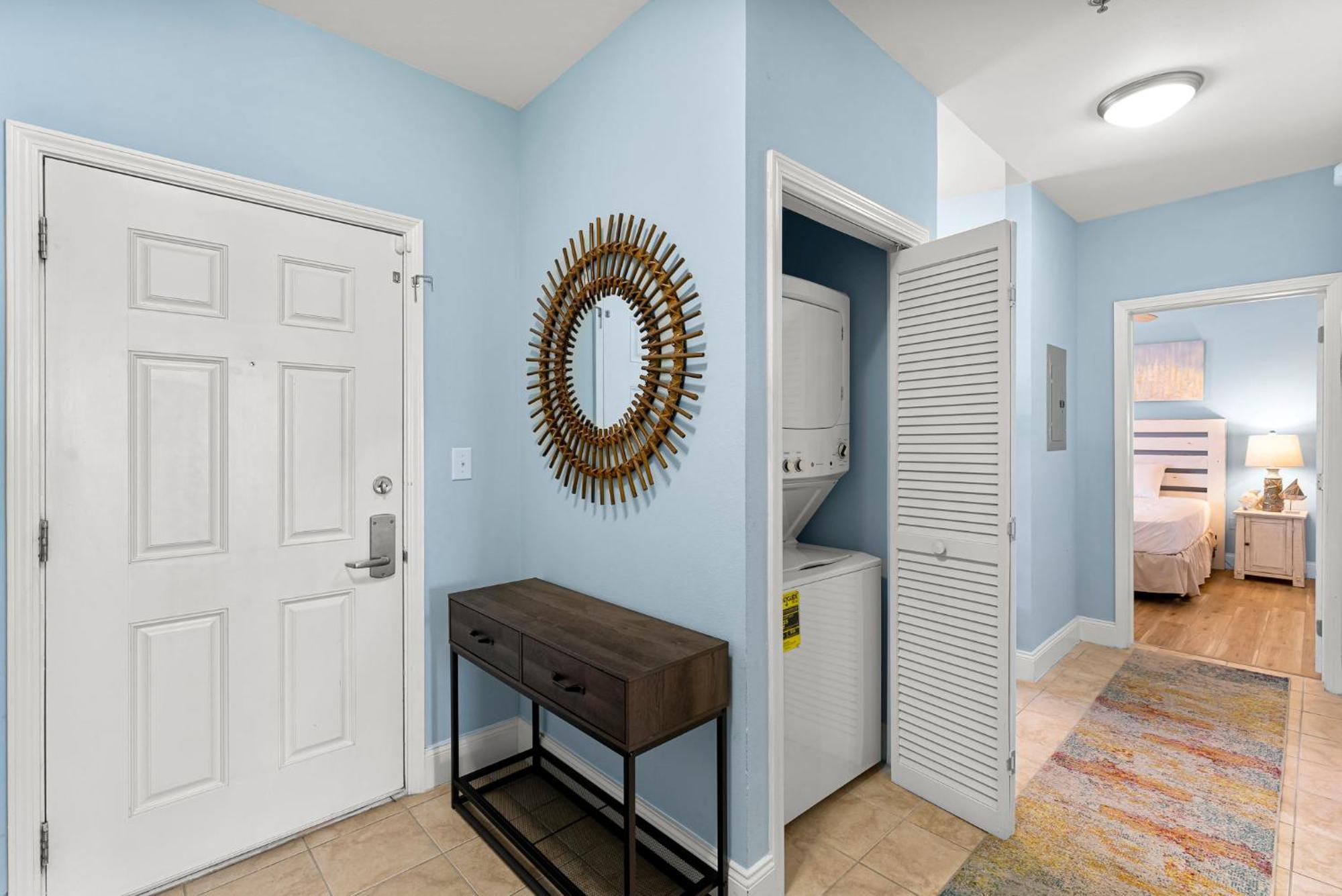 Laketown Wharf 2032 Apartment *