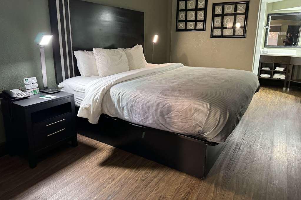 Hotel Quality Inn & Suites Near Panama City Beach 2*