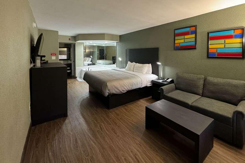 Hotel Quality Inn & Suites Near Panama City Beach 2*