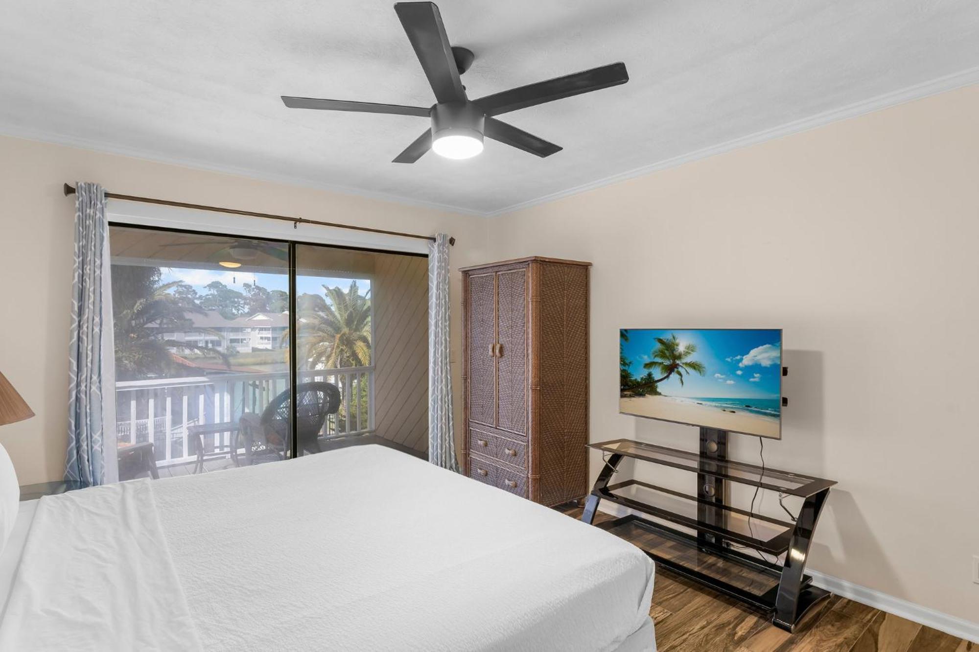 Tranquil Lagoon House! Pool And Nearby! By Dolce Getaways! Holiday home