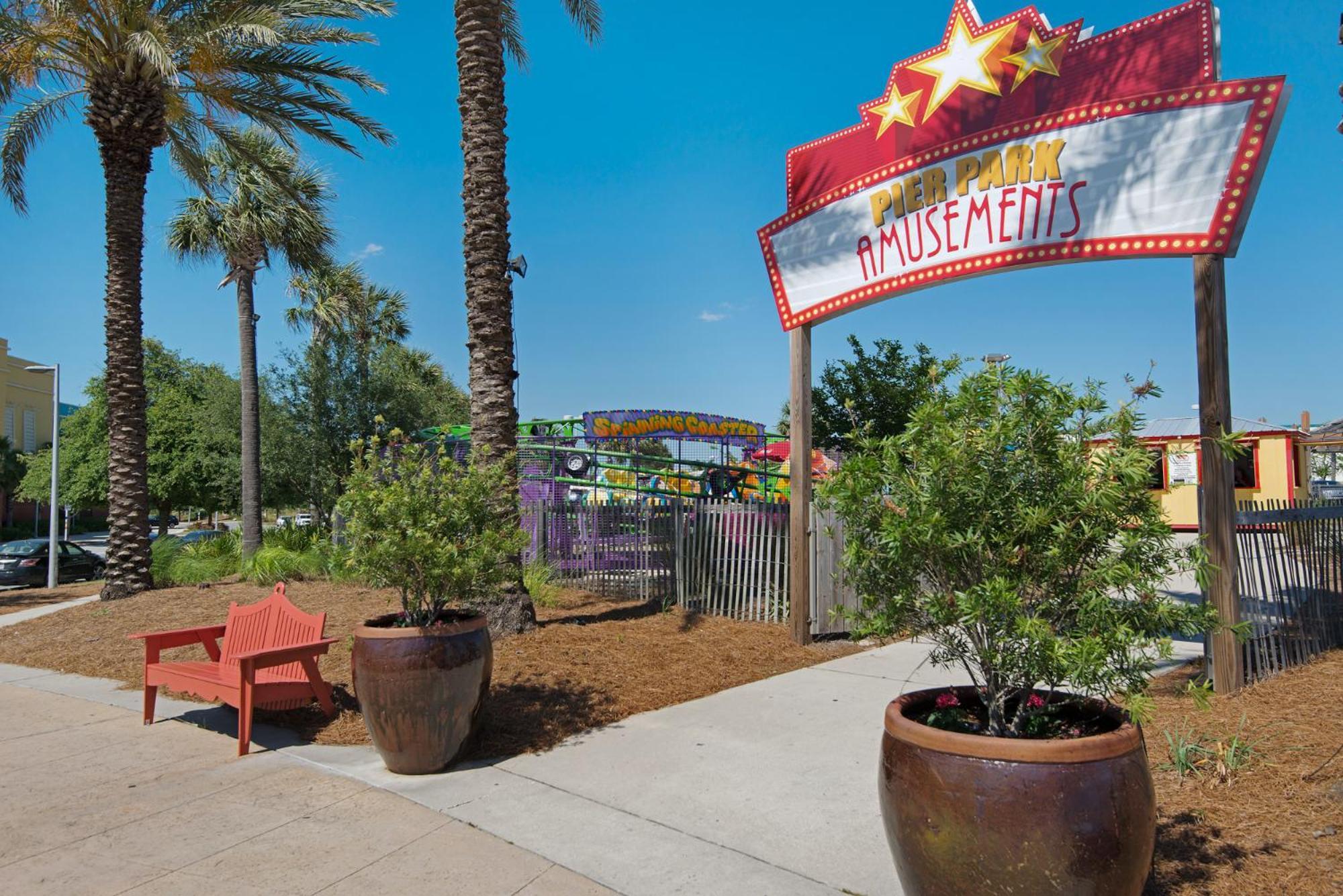 Luxury Beachfront W/ 2 Balconies! Sleeps 8! Walk To Pier Park! Holiday home *