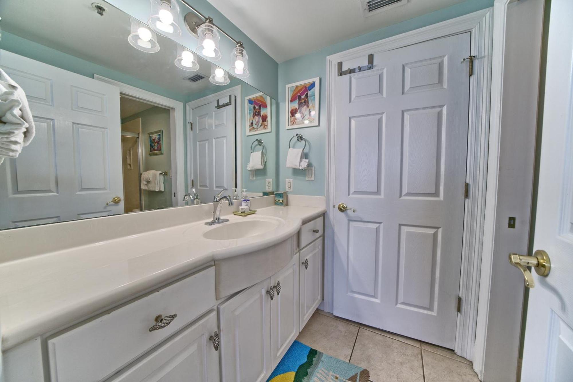 Amazing Tropical With Complimentary Chairs And Umbrellas - Unit 0706 Apartment
