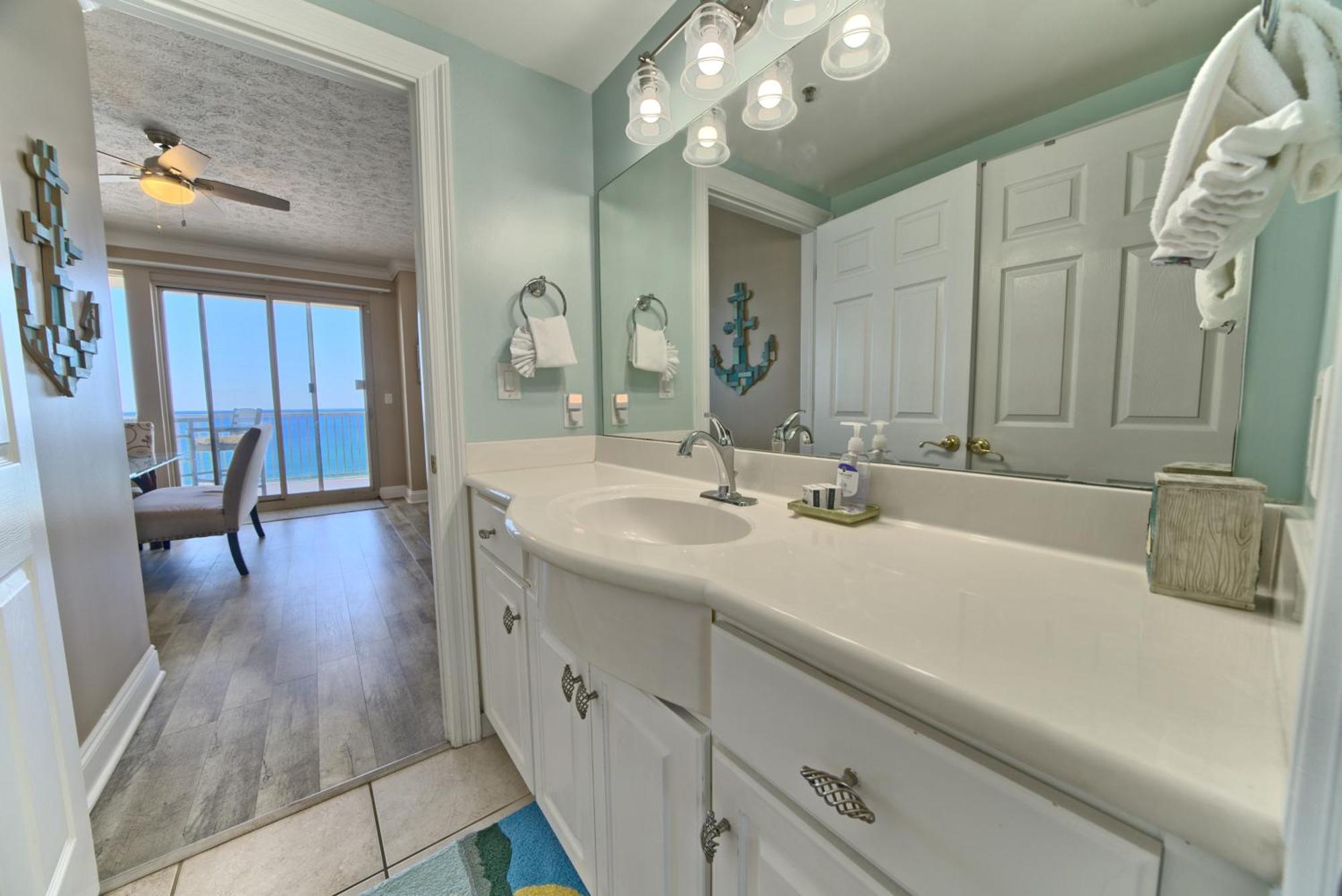 Amazing Tropical With Complimentary Chairs And Umbrellas - Unit 0706 Apartment