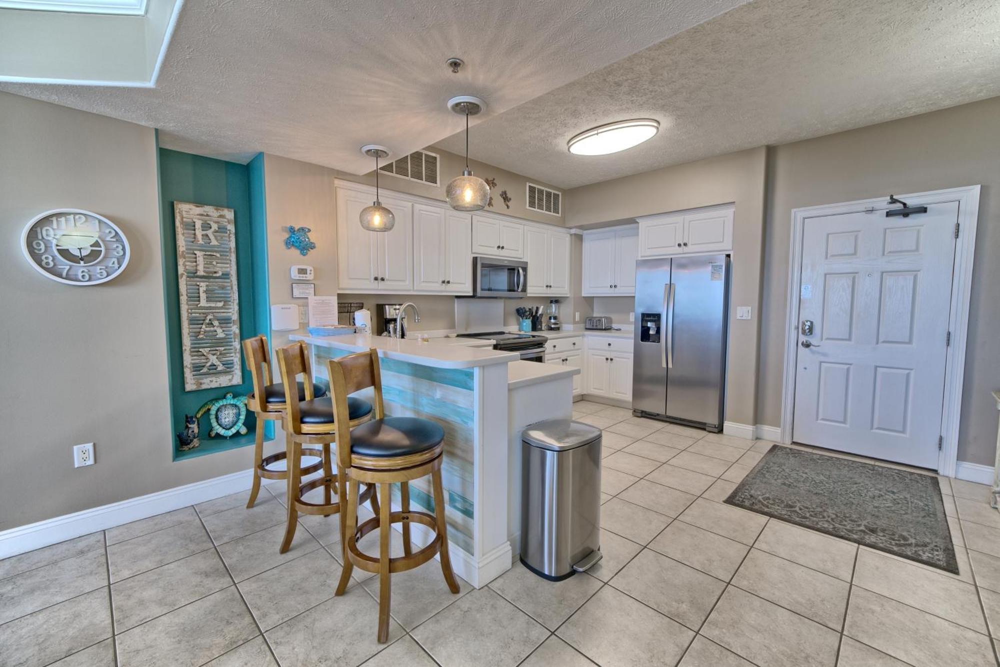 Apartment Amazing Tropical With Complimentary Chairs And Umbrellas - Unit 0706