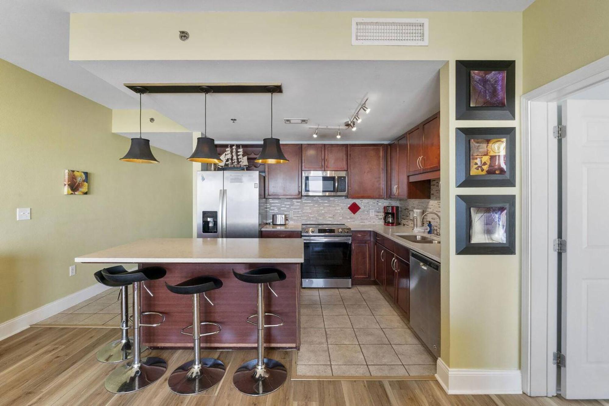 Laketown Wharf 1527 Apartment