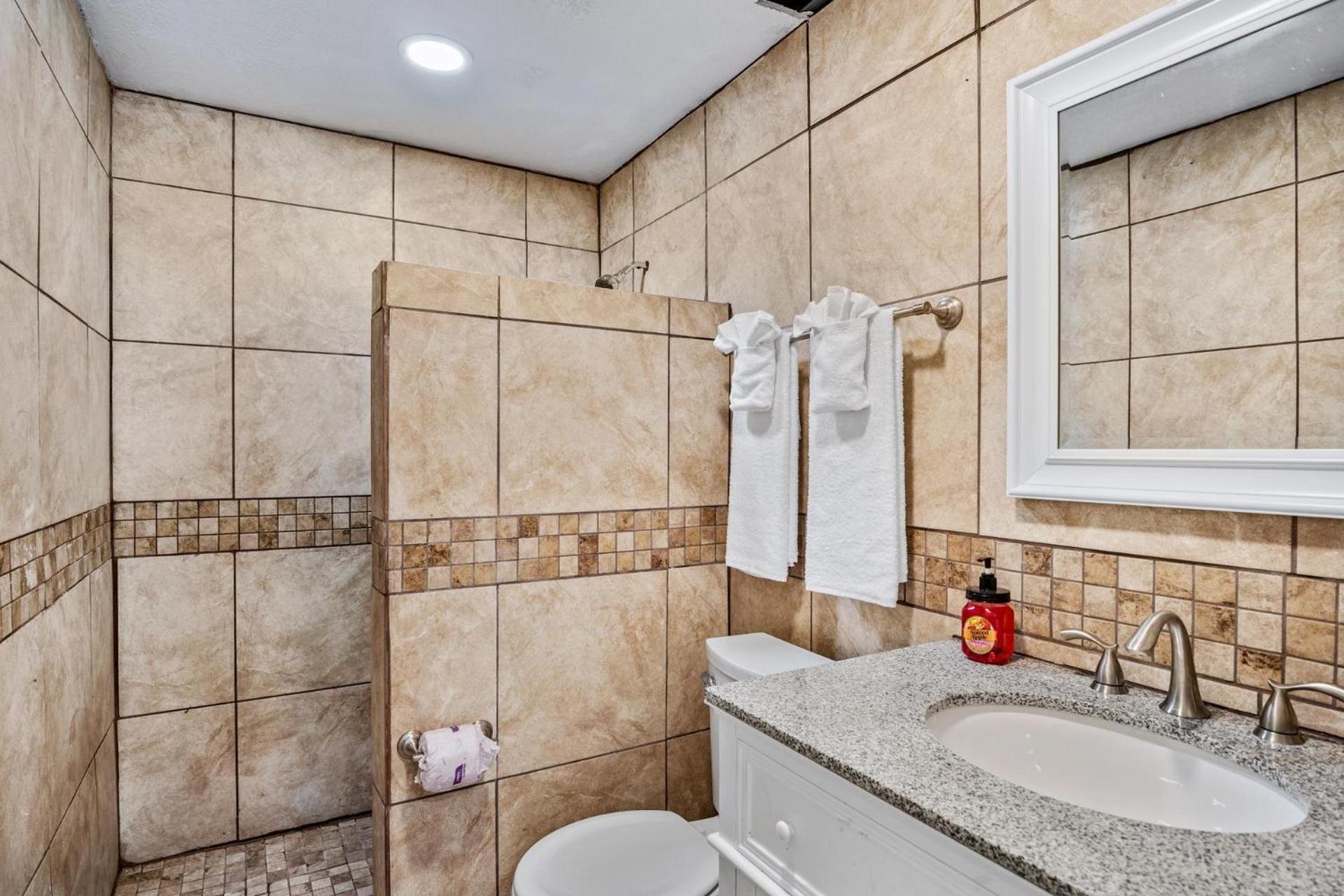 Pet Friendly Ground Level Steps To The Sand! Pool Hot Tub Wifi *