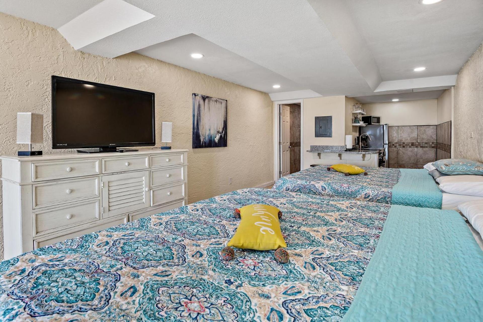 Pet Friendly Ground Level Steps To The Sand! Pool Hot Tub Wifi Apartment *