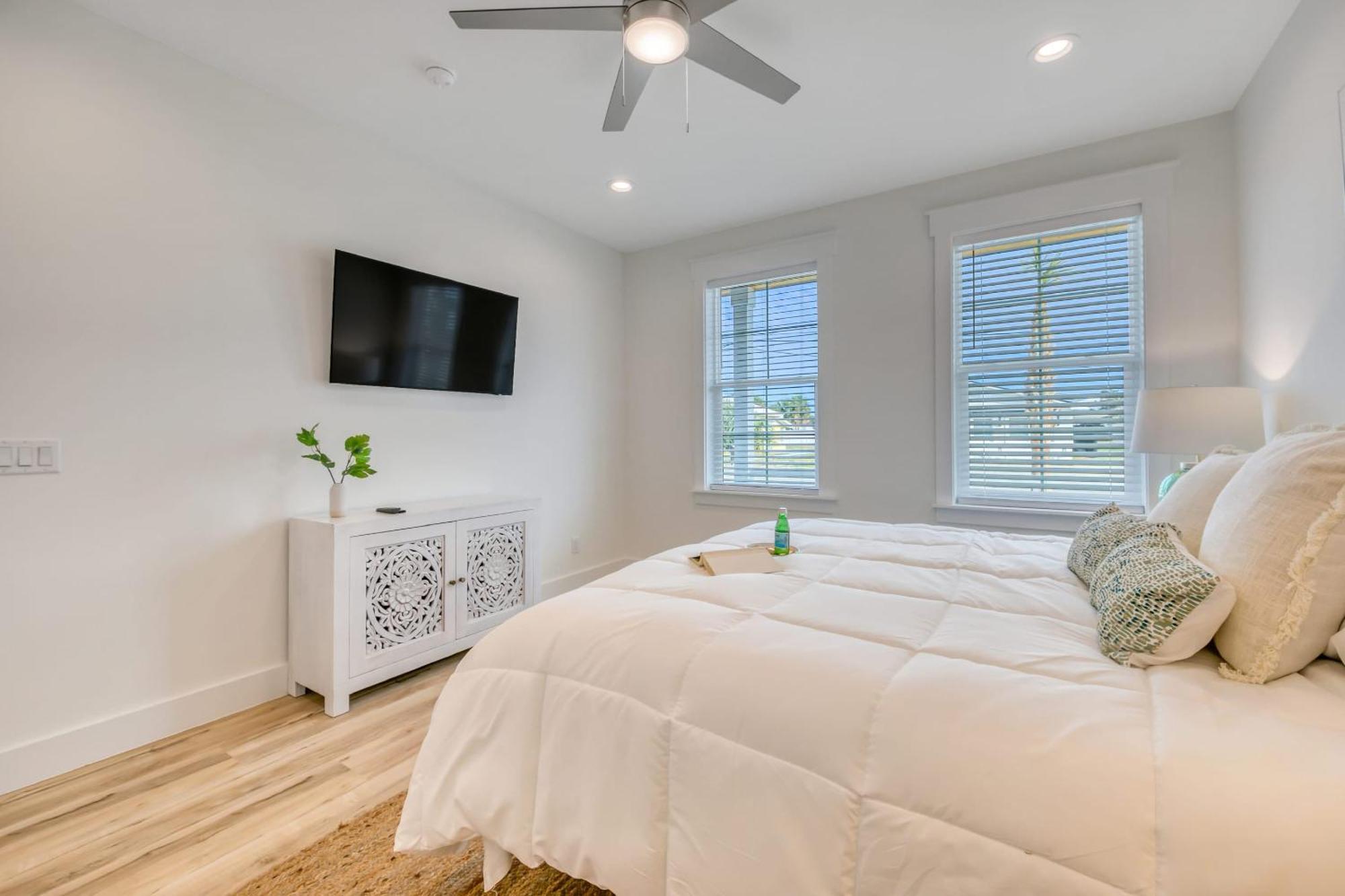 Holiday home Joyful Sound By Avantstay Walk To The