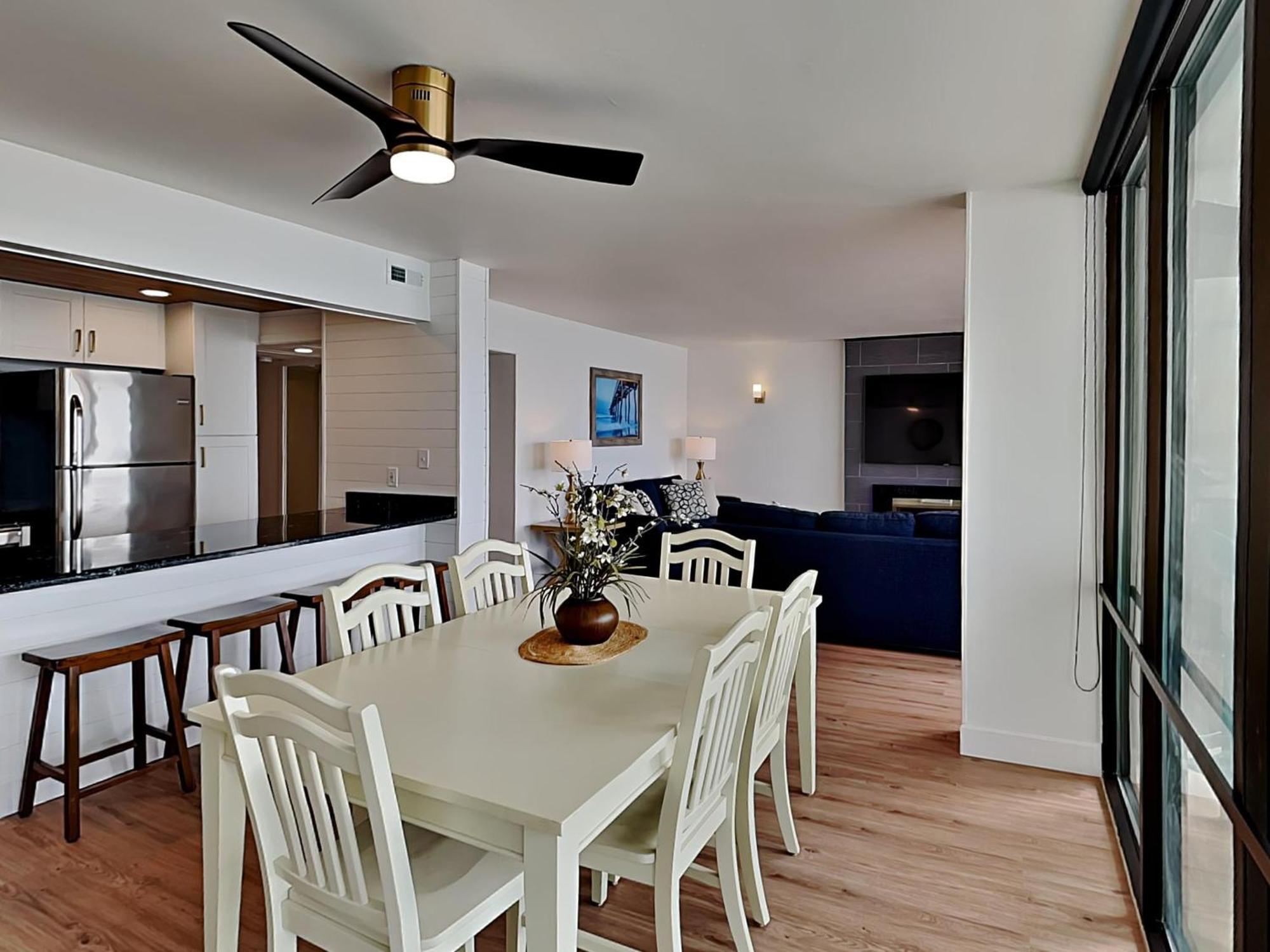 Edgewater Leeward #201