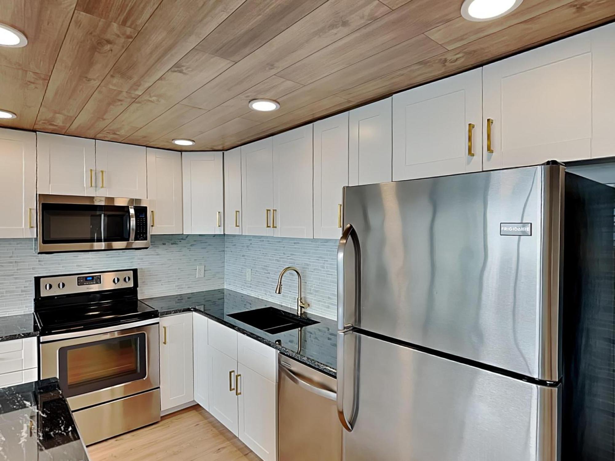 Edgewater Leeward #201 Apartment *