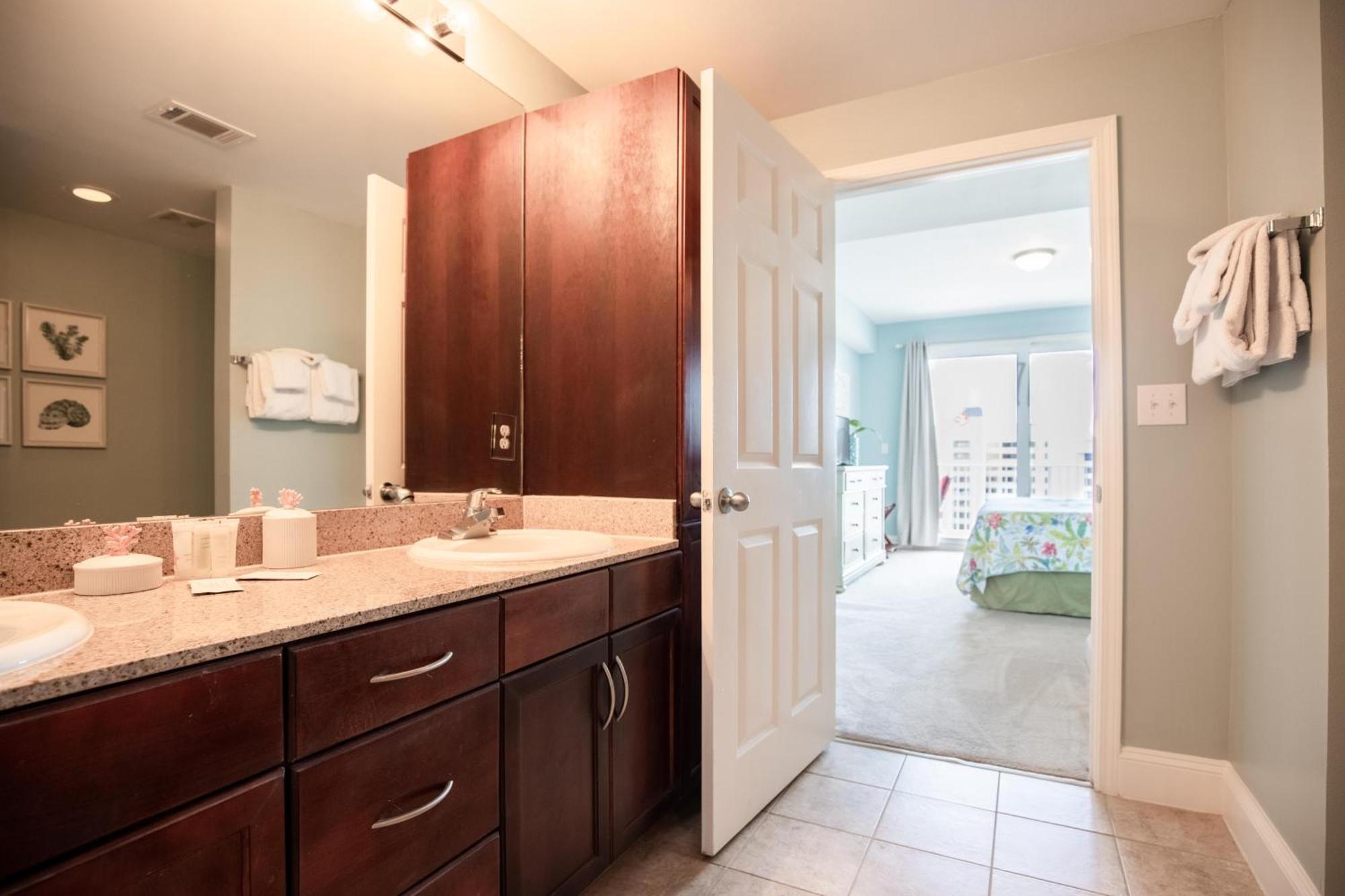 Laketown Wharf - 810
