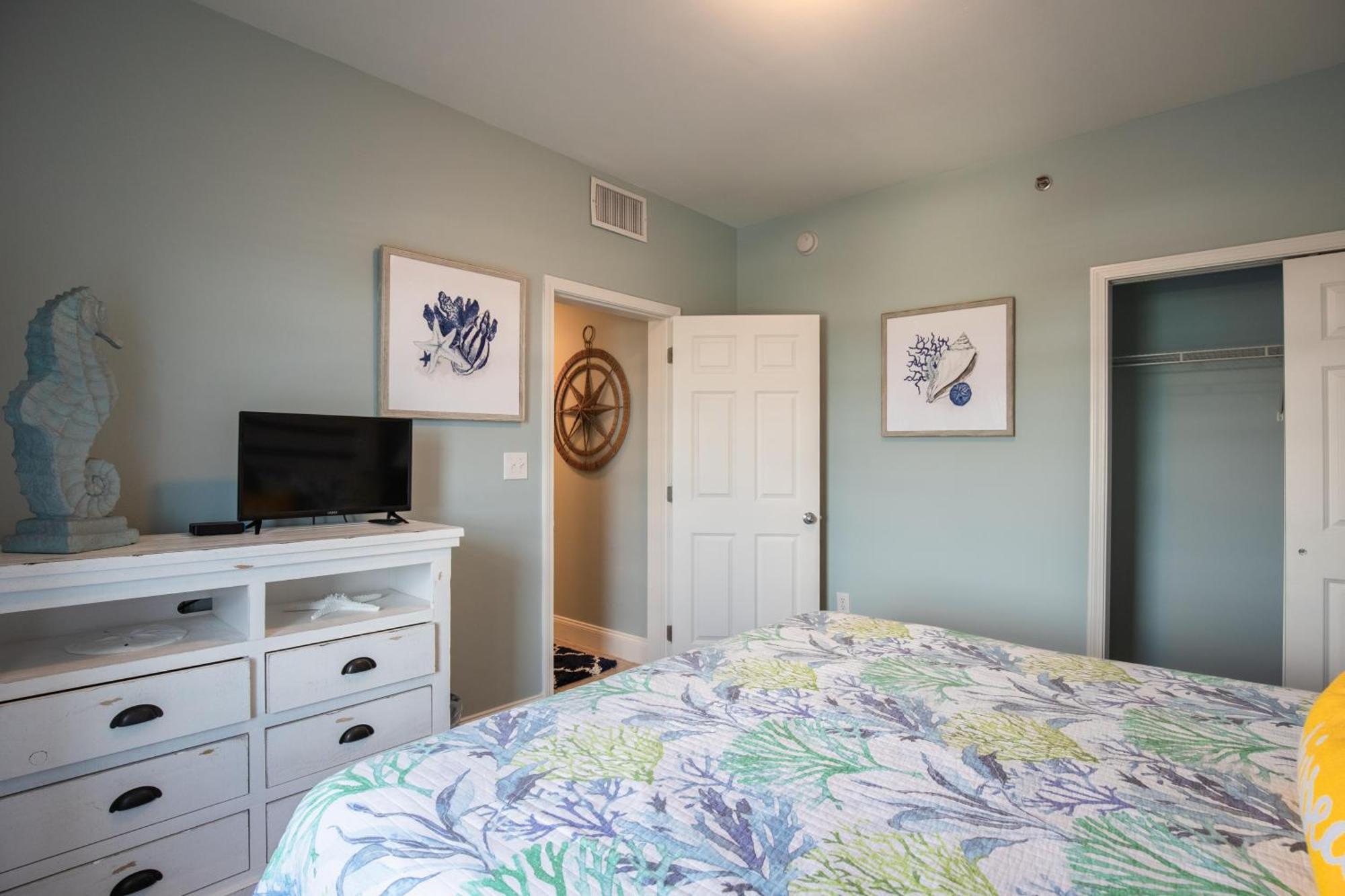 Laketown Wharf - 810 Apartment