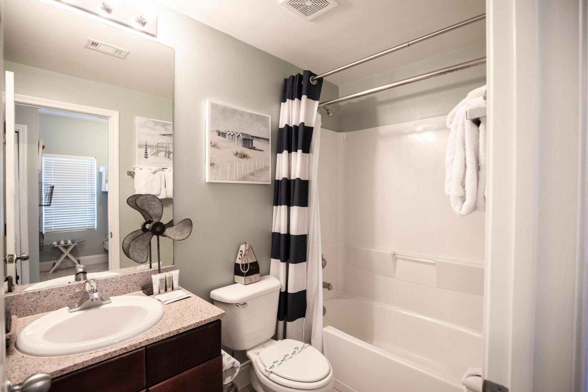 Apartment Laketown Wharf - 810 *