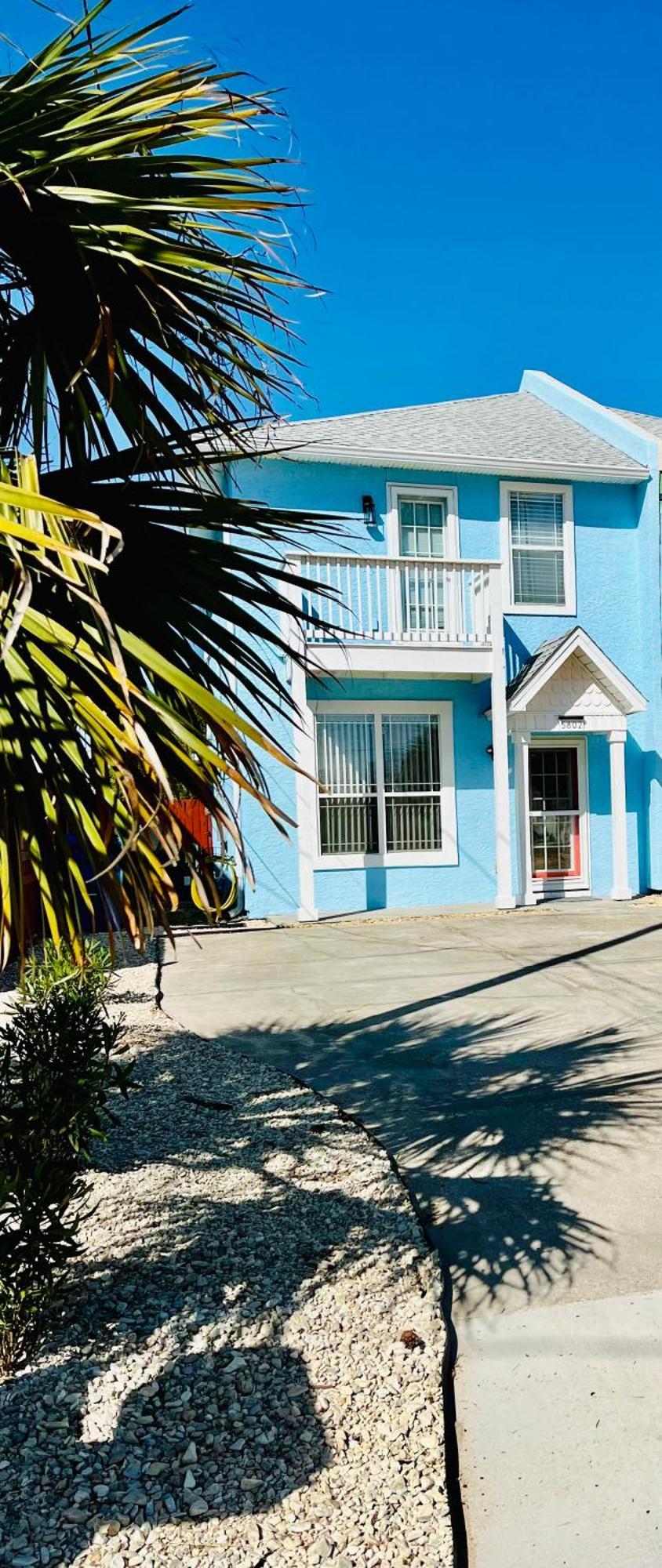 Holiday home Dog And Kid Friendly House - Private Yard & Deck - 3 Min Walk To