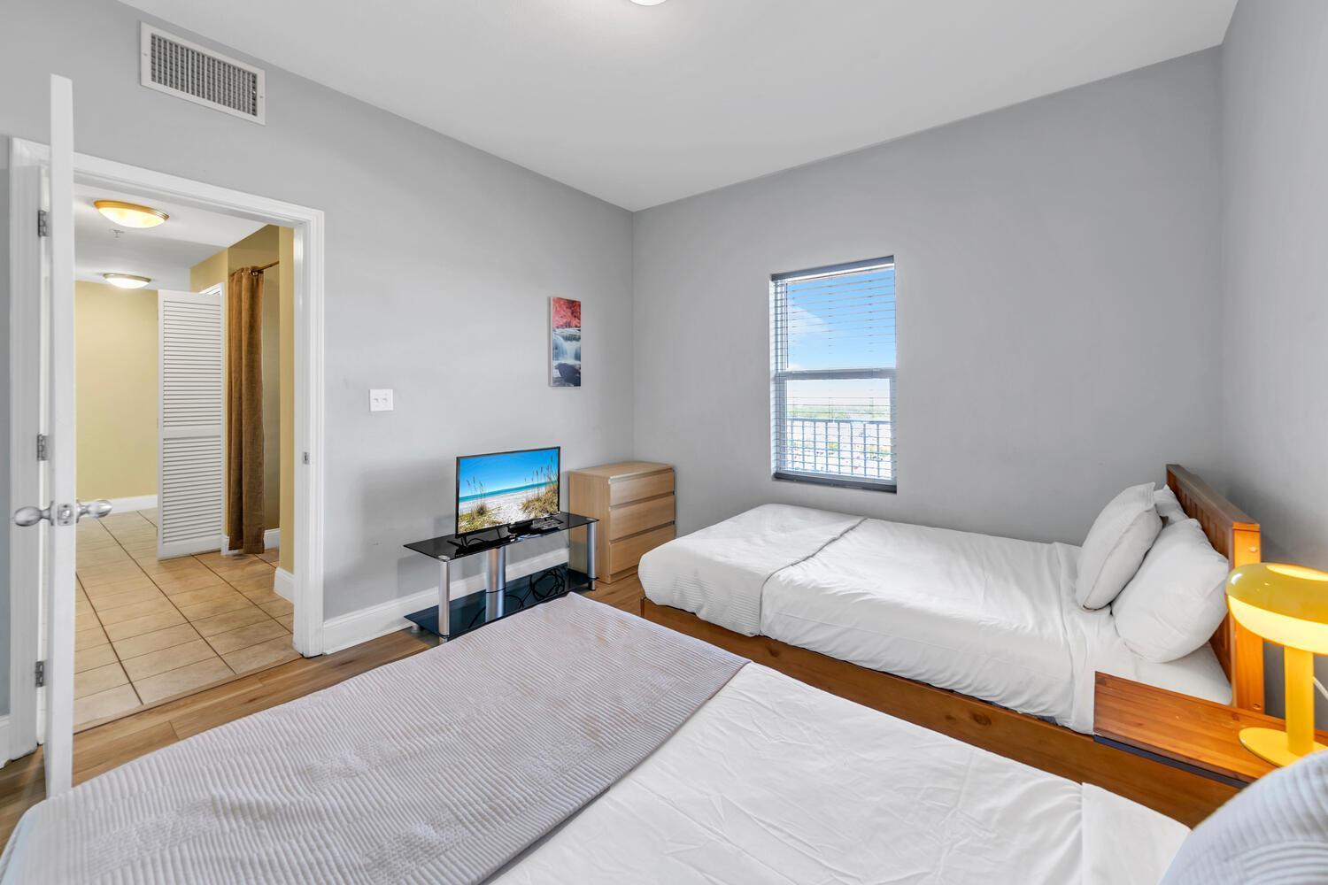 Laketown Wharf 1527 *