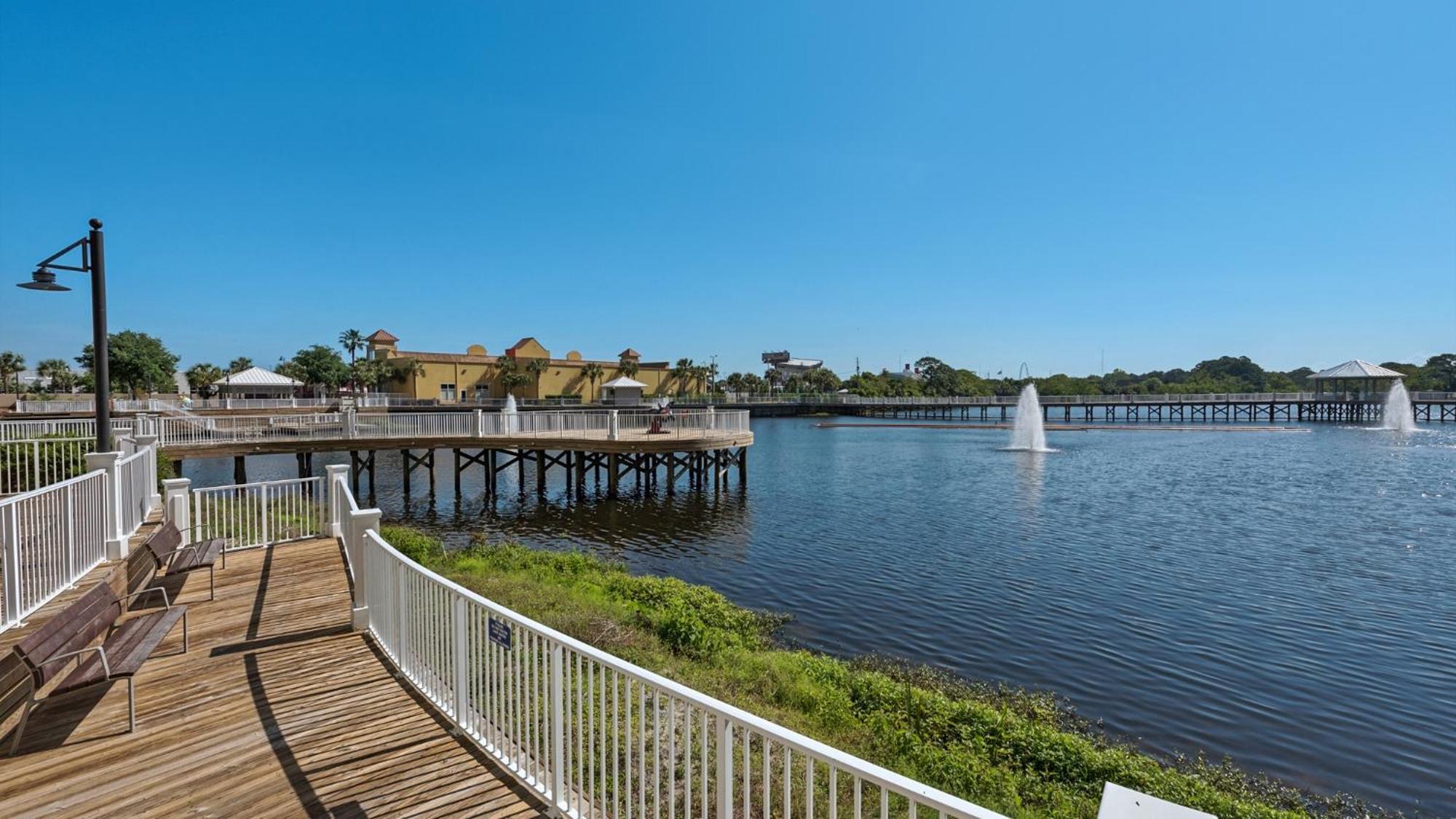 Laketown 1730 Gorgeous 2 Bd Bunks, Gulf Views, Amenities * Panama City Beach