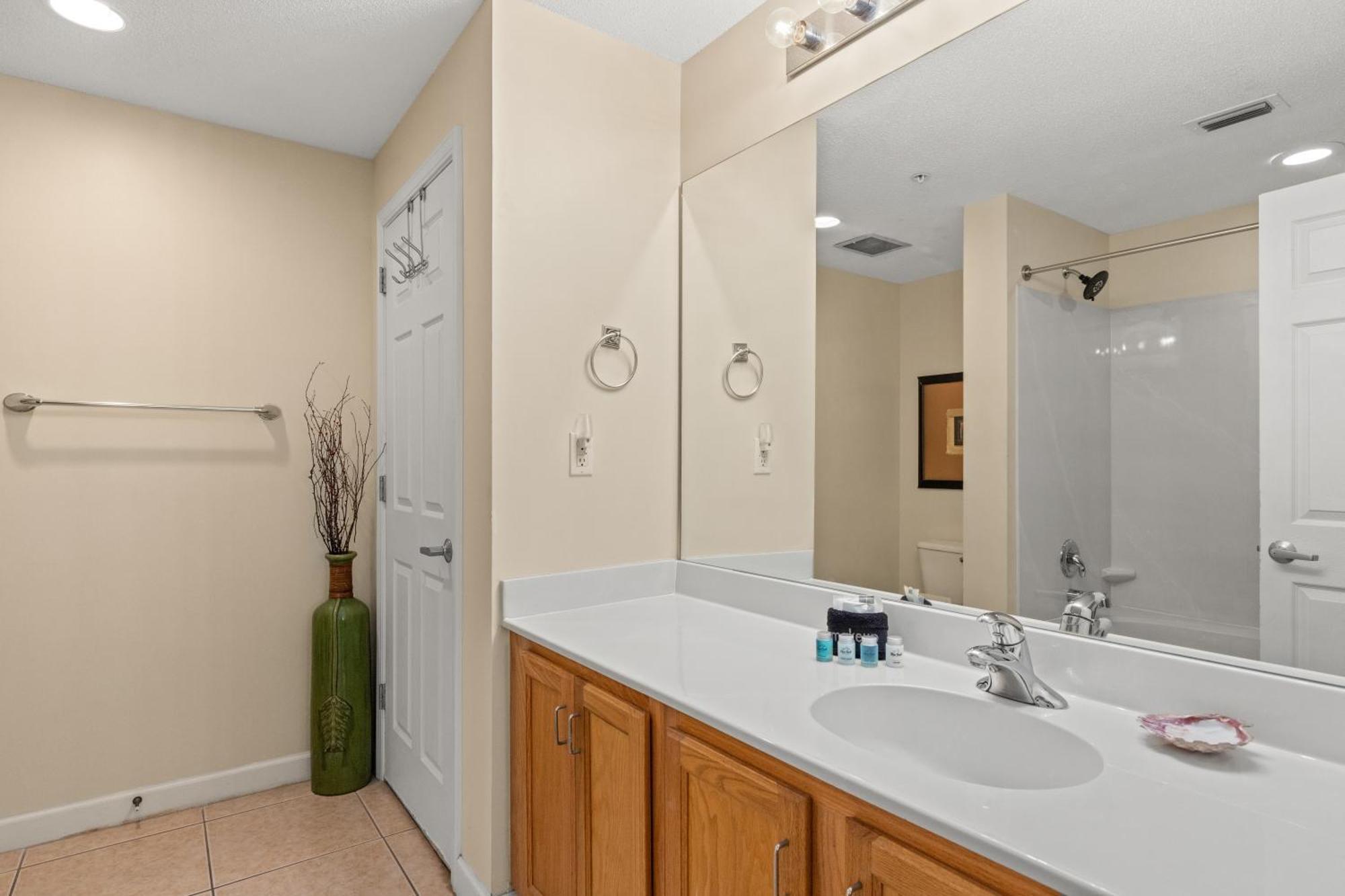 Beachfront Bliss Awaits: 2-bed, 2-bath At Sterling Reef - Sleeps 6! Holiday home Panama City Beach