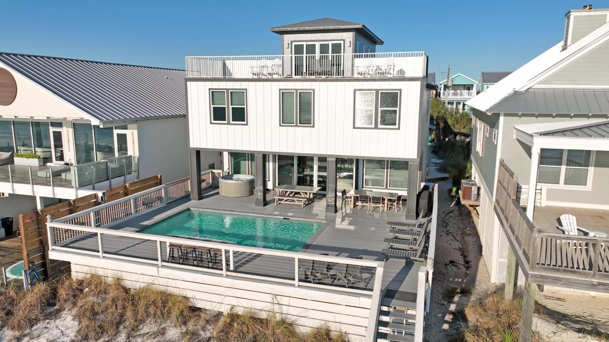 Holiday home Making Waves - Huge Heated Beachfront Pool Hot Tub! In Pcb! *