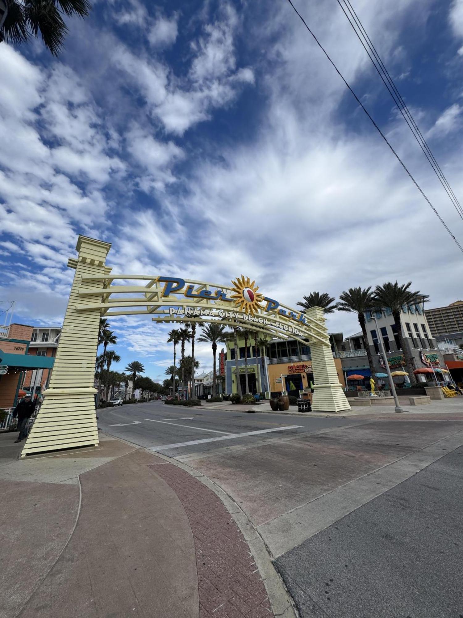 The Lost Flip Flop At Laketown Wharf #2012 By Nautical Holiday home *