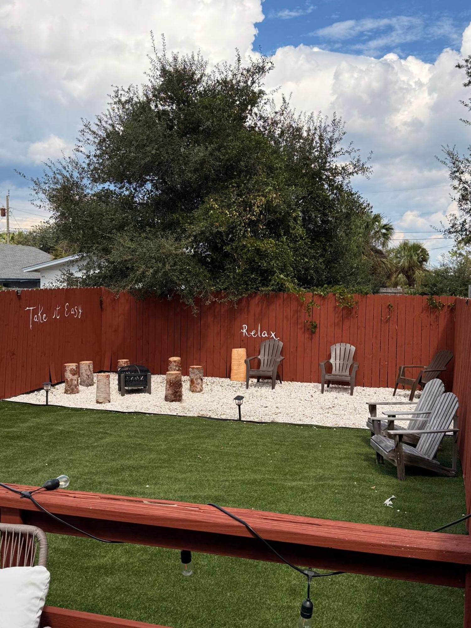 Dog And Kid Friendly House - Private Yard & Deck - 3 Min Walk To