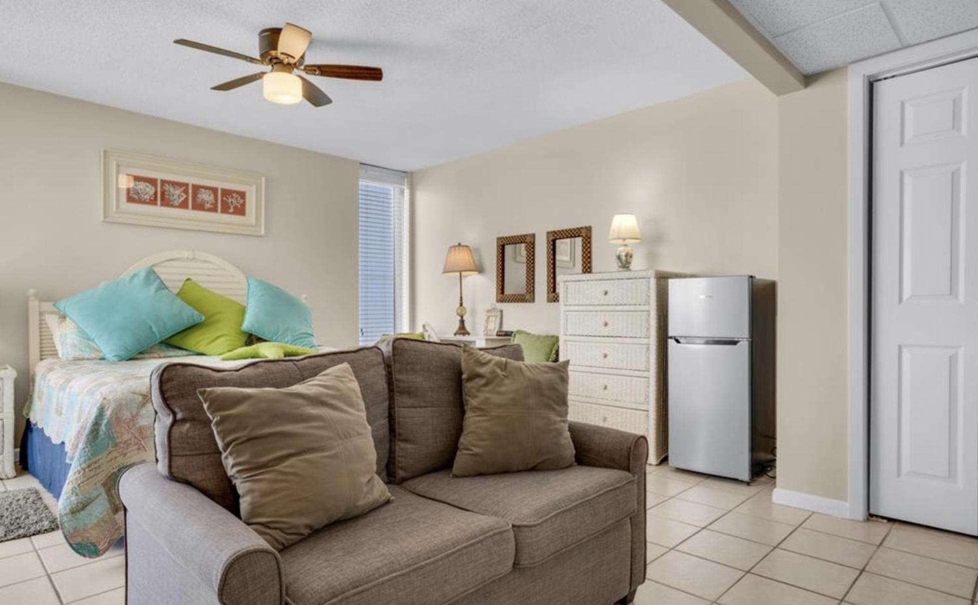 Holiday home Coastal Hideaway: Cozy Beachfront - Sleeps 4 With Stunning Views!
