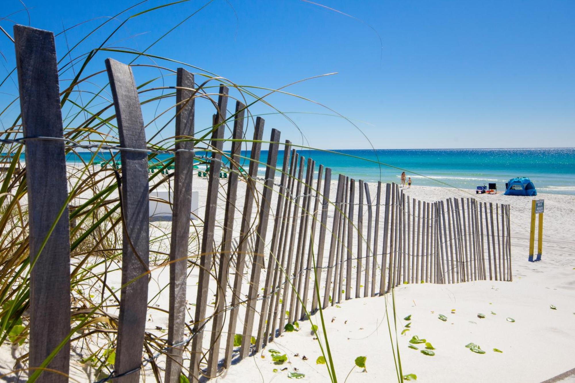 Holiday home Coastal Hideaway: Cozy Beachfront - Sleeps 4 With Stunning Views! *