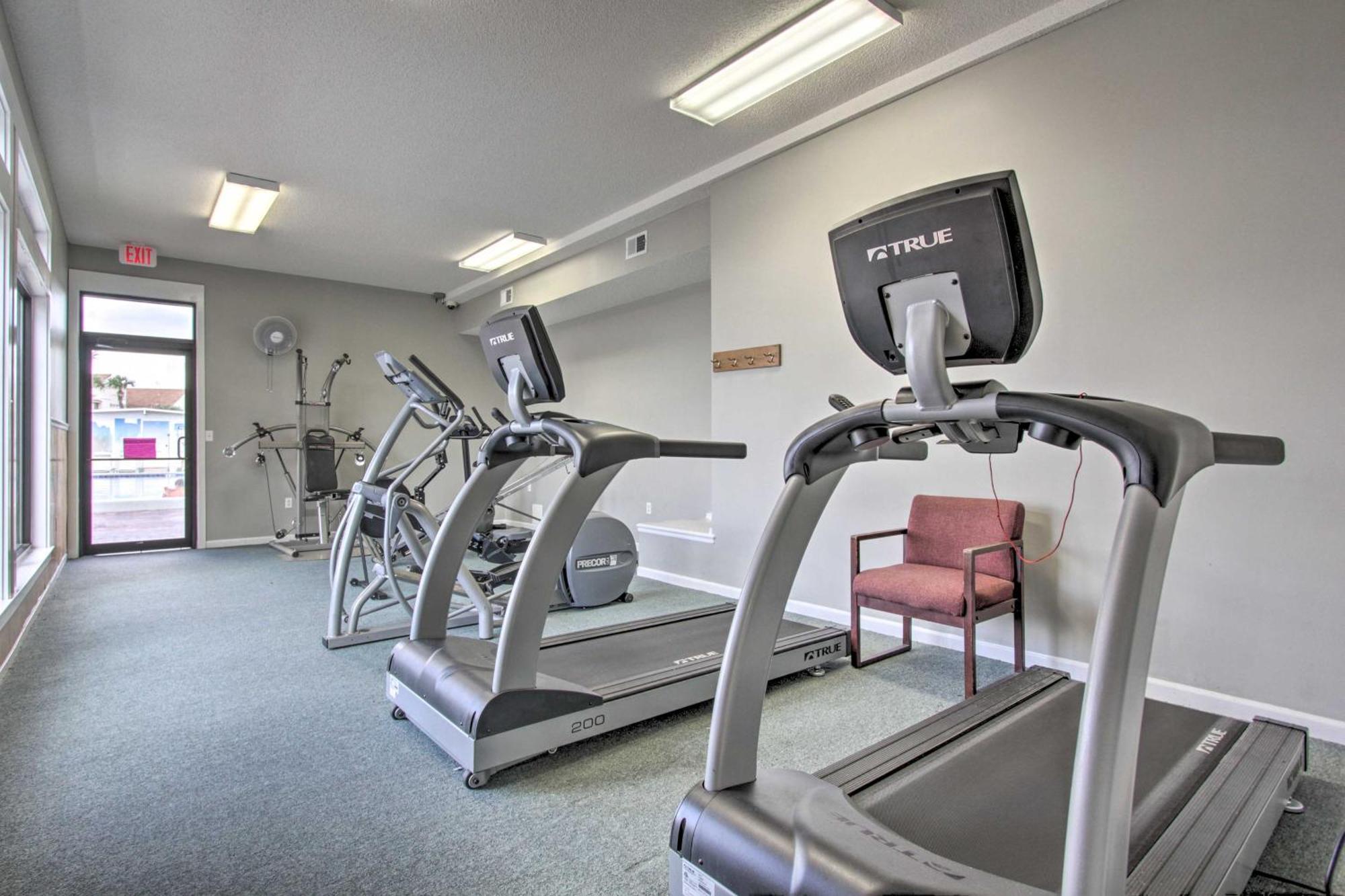Walk To Pool And Pcb Getaway With Porch Apartment *
