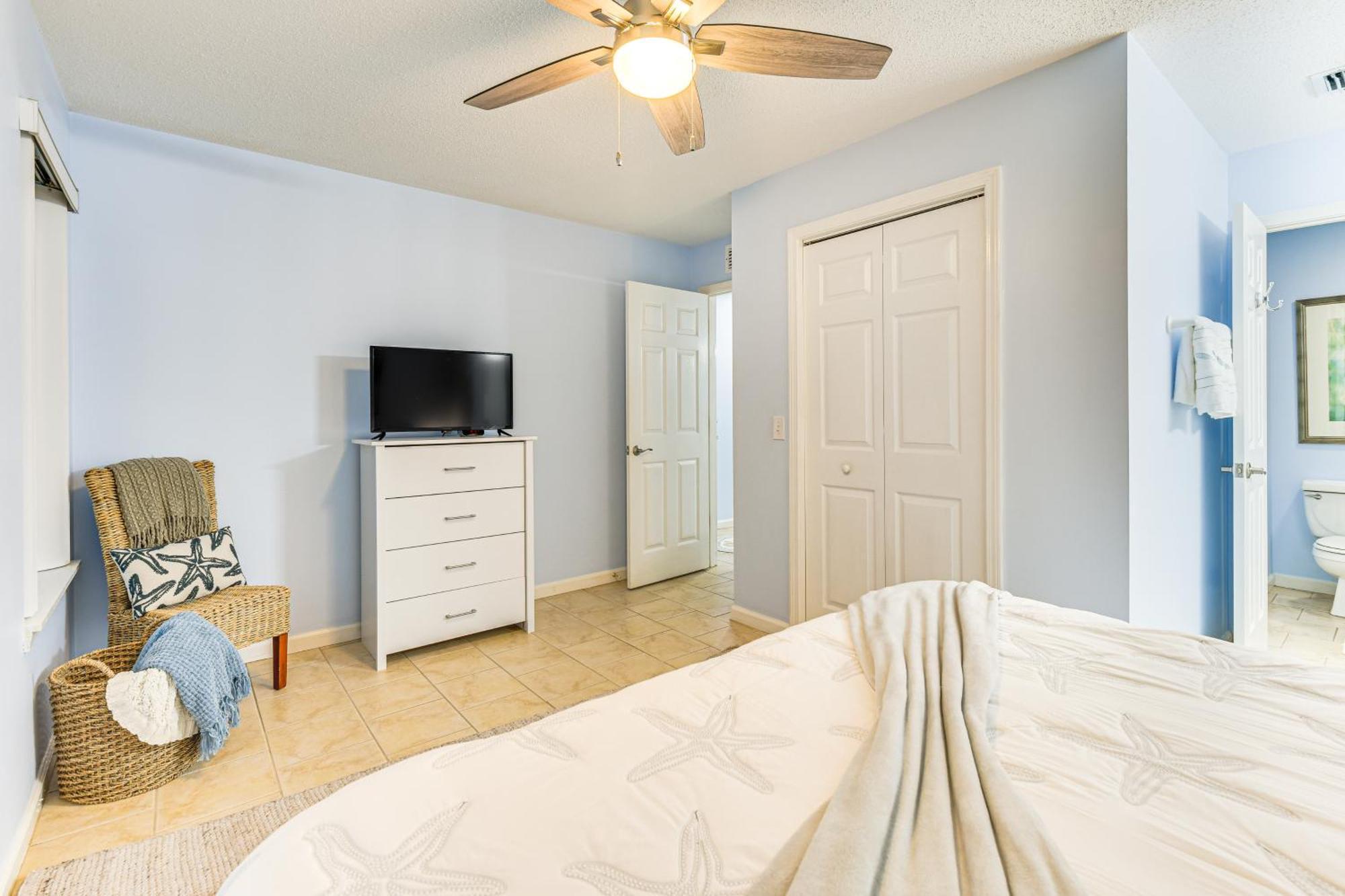 Walk To Pool And Pcb Getaway With Porch Apartment *