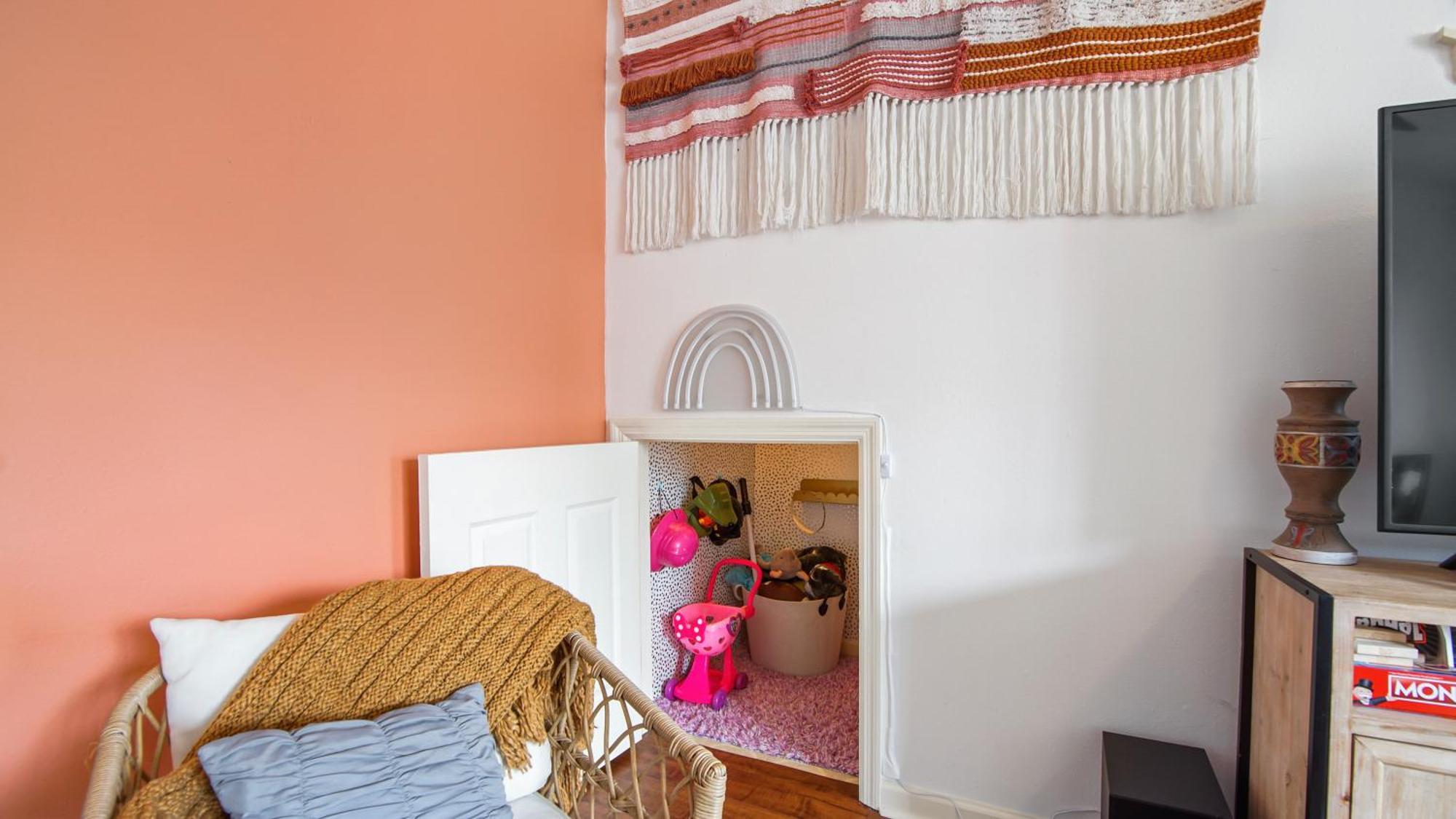 Dog And Kid Friendly House - Private Yard & Deck - 3 Min Walk To Holiday home
