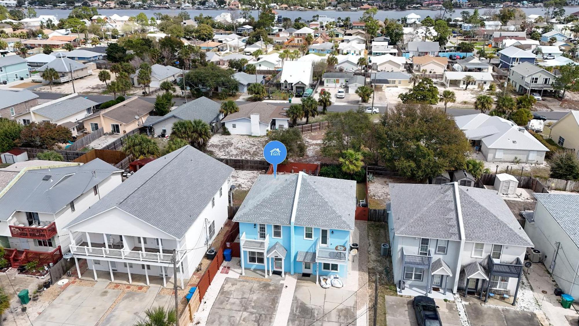 Dog And Kid Friendly House - Private Yard & Deck - 3 Min Walk To