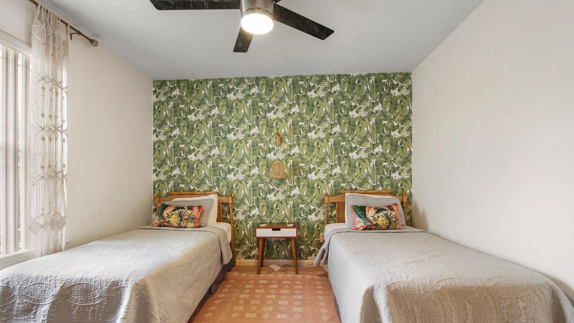 Dog And Kid Friendly House - Private Yard & Deck - 3 Min Walk To Holiday home