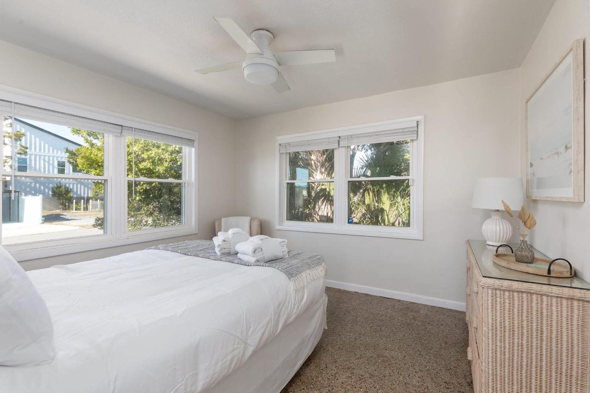 Shells Family House Coastal Retreat With Private Pool Golf Cart & Steps To The Holiday home *