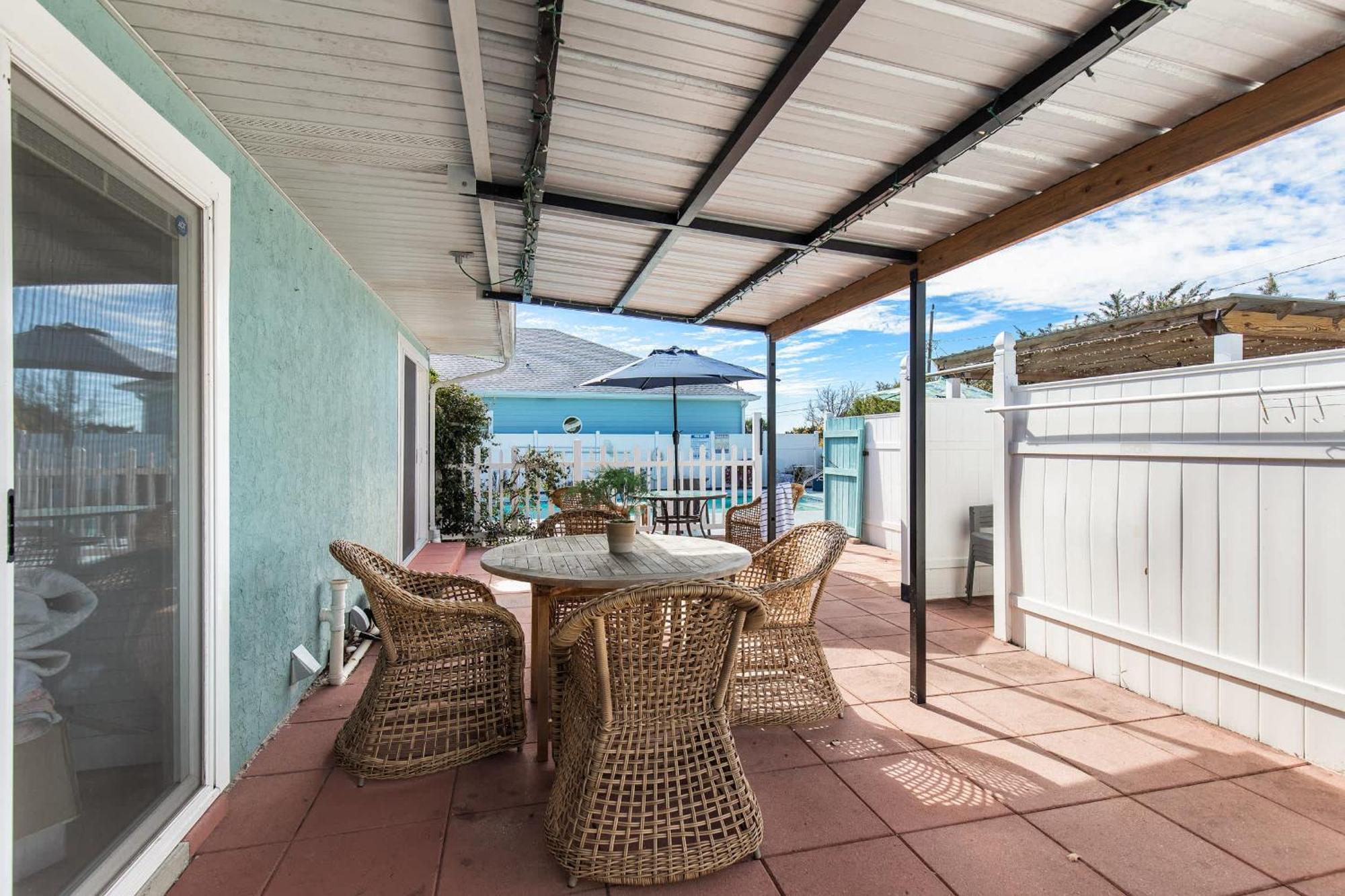 Shells Family House Coastal Retreat With Private Pool Golf Cart & Steps To The Holiday home