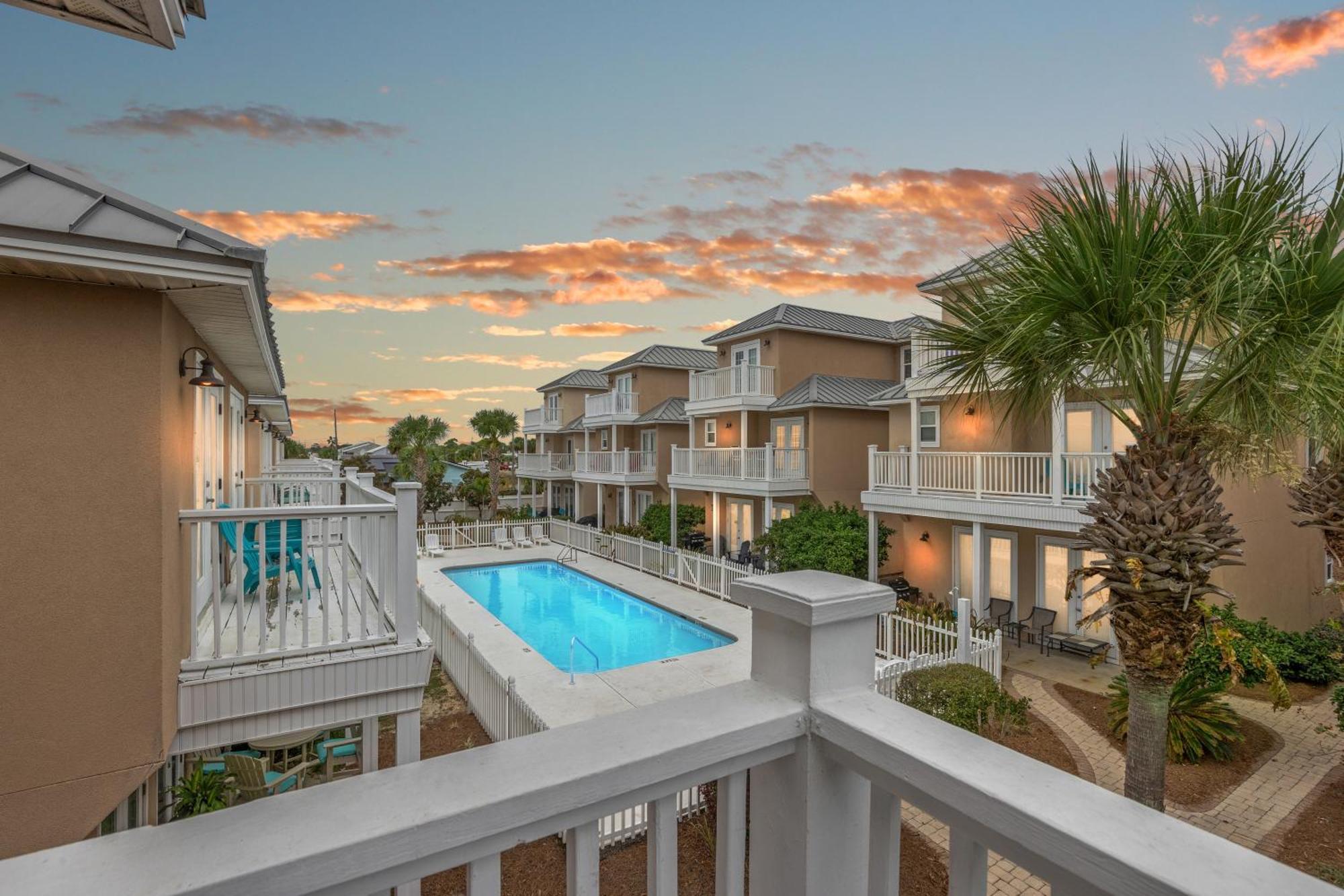 Escape To Dollar Holler: Coastal Retreat, 3 Beds, 25 Baths, Sleeps 10! Holiday home *