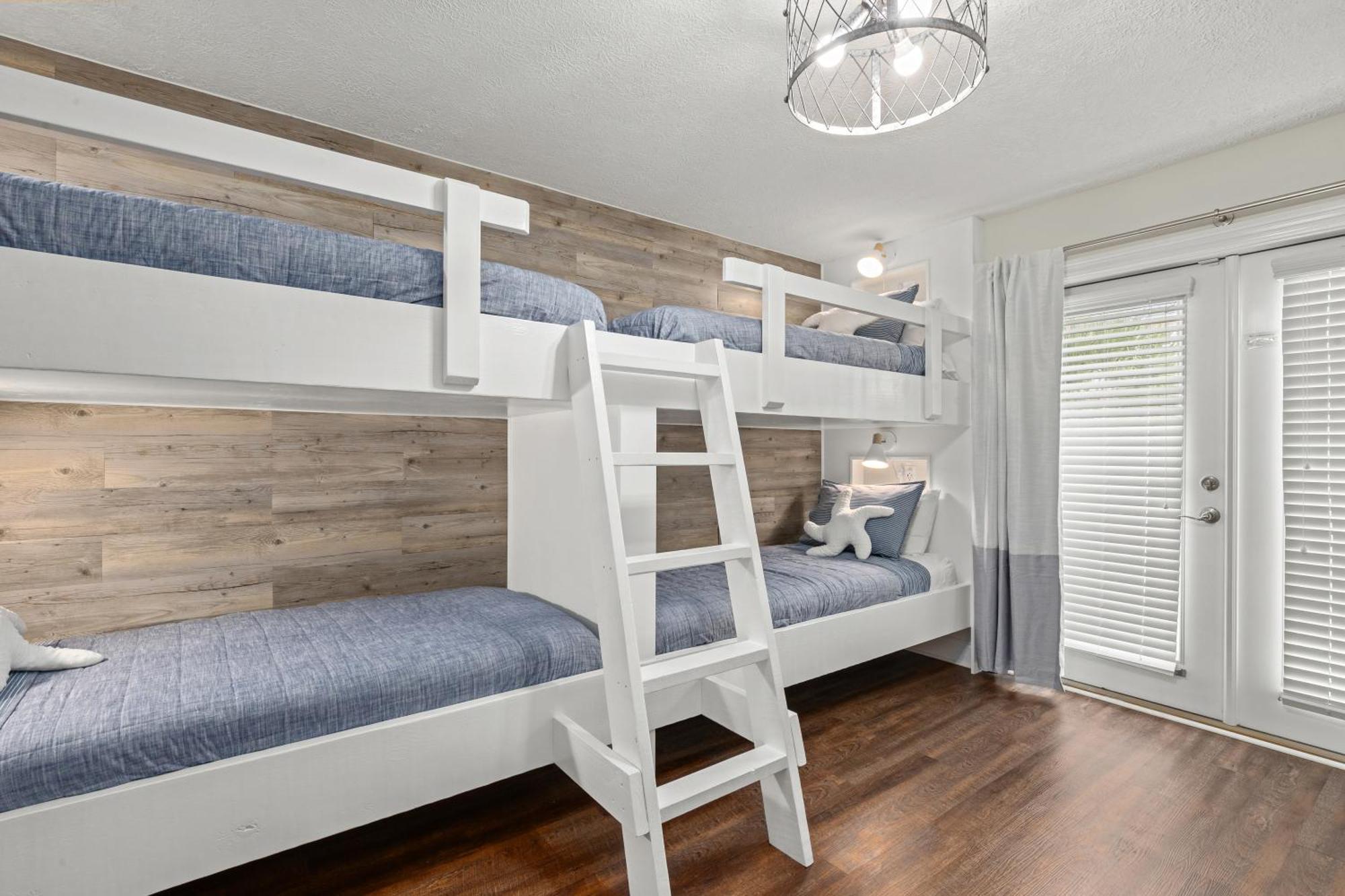 Escape To Dollar Holler: Coastal Retreat, 3 Beds, 25 Baths, Sleeps 10!