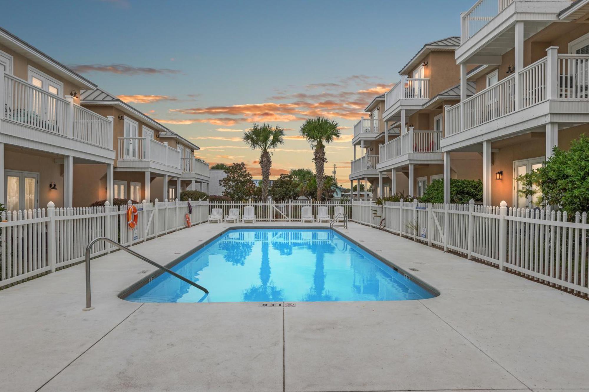 Escape To Dollar Holler: Coastal Retreat, 3 Beds, 25 Baths, Sleeps 10! Holiday home *