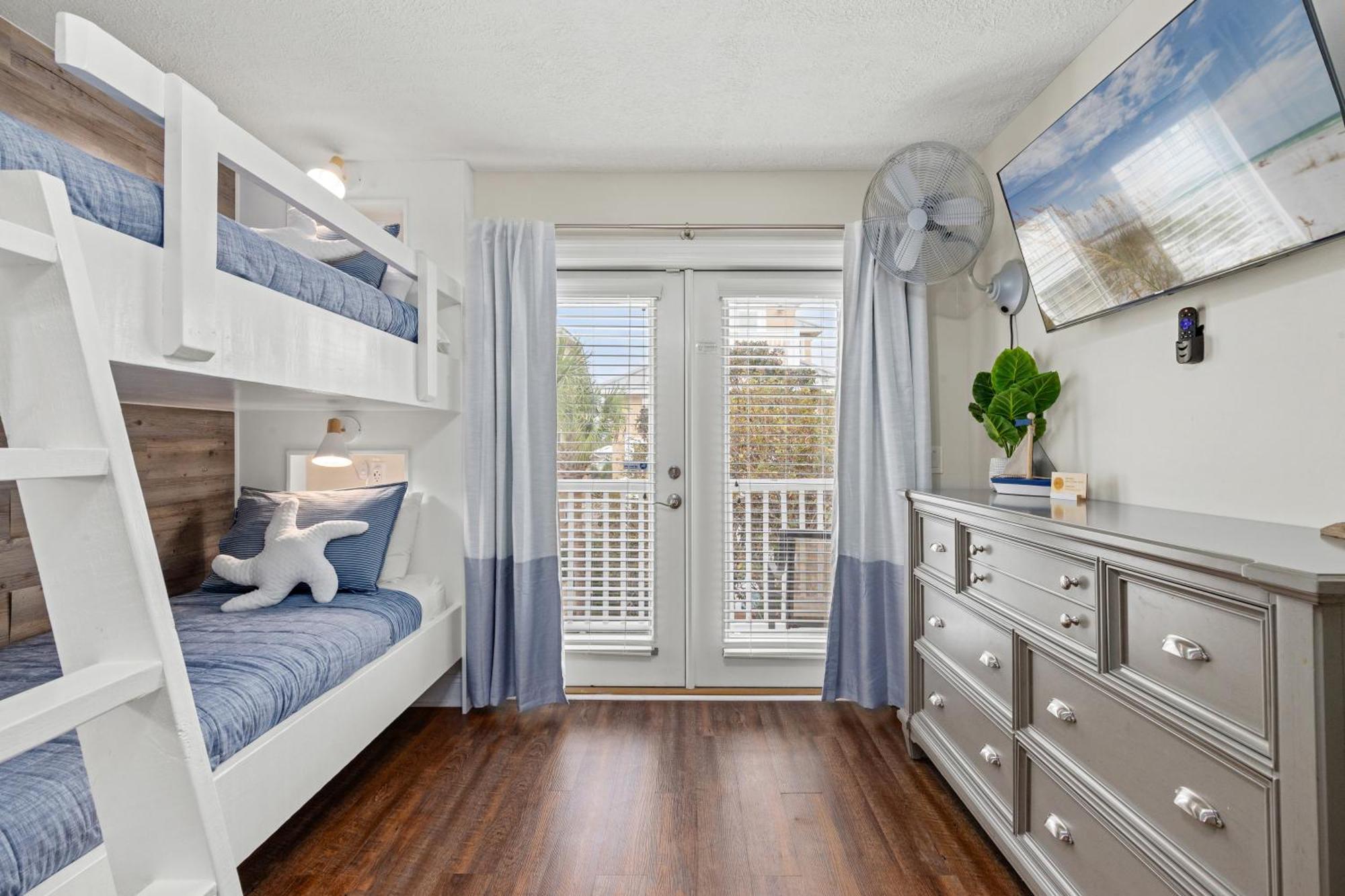 Escape To Dollar Holler: Coastal Retreat, 3 Beds, 25 Baths, Sleeps 10! Holiday home *