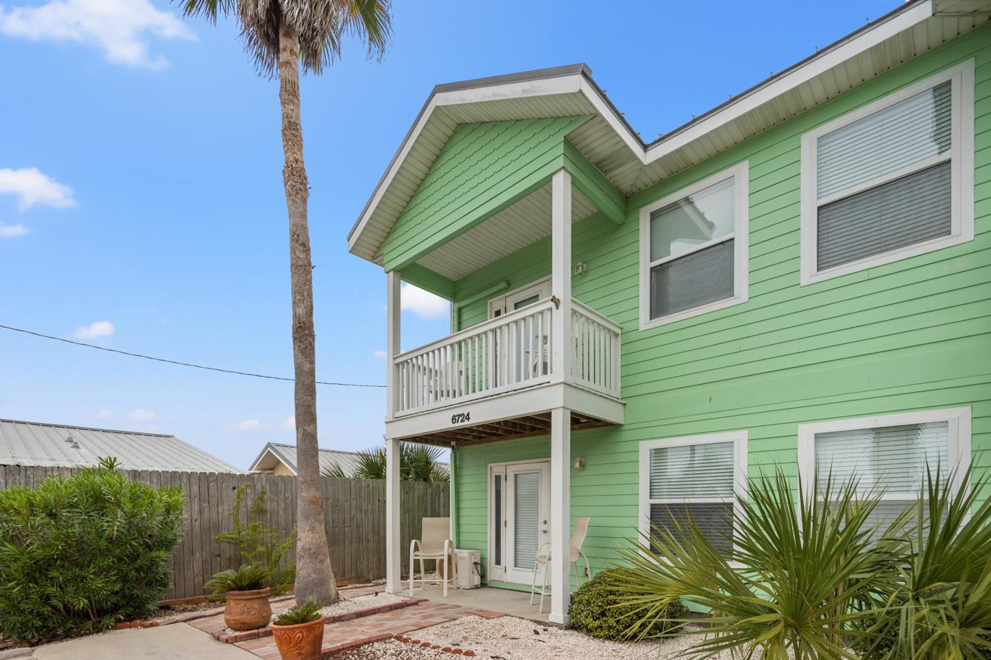 Sago By The Sea: 2-bed, 25-bath Retreat Steps From The Beach, Sleeps 7! Holiday home *