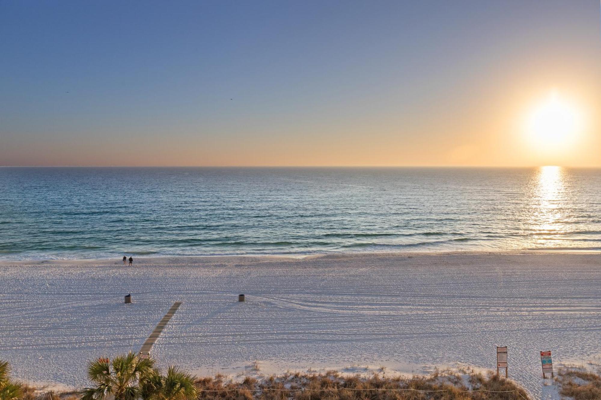 Watercrest Waves! Beachfront 2br/2ba Condo, Sleeps 8, Stunning Gulf Views! Holiday home Panama City Beach