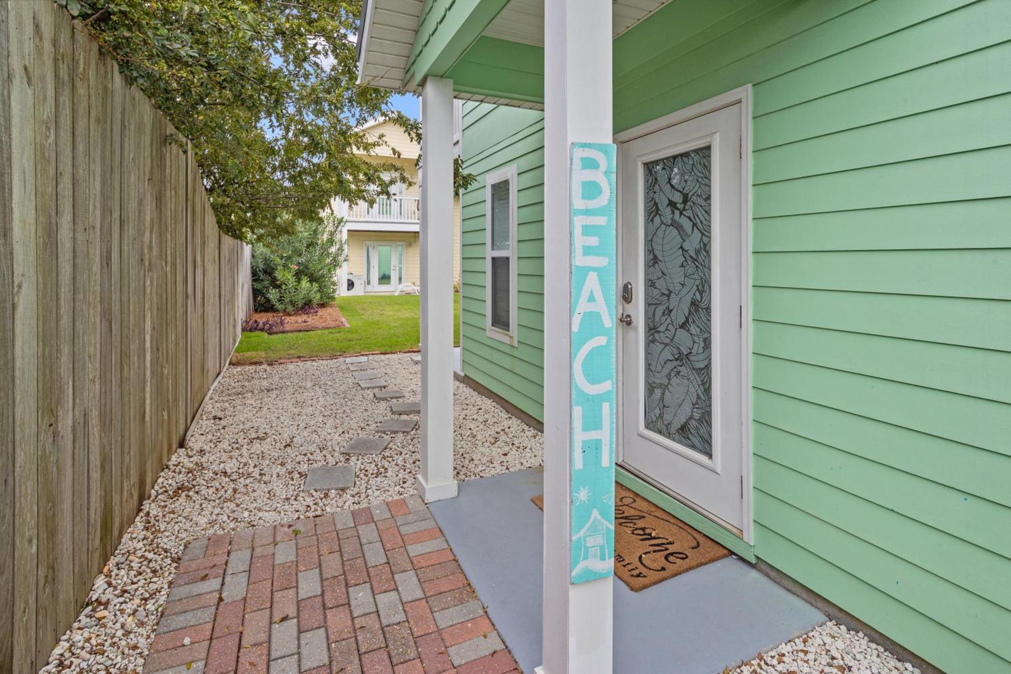 Sago By The Sea: 2-bed, 25-bath Retreat Steps From The Beach, Sleeps 7! Holiday home *