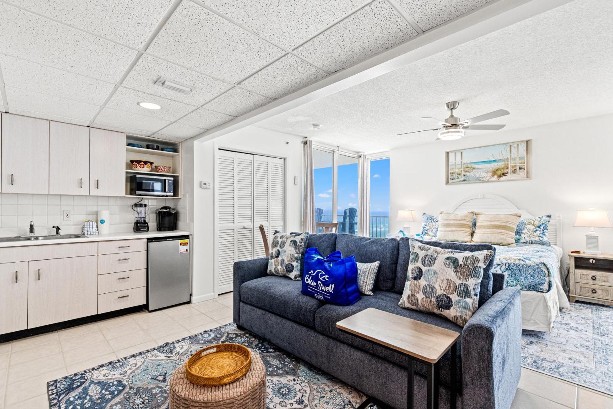 Holiday home Coastal Hideaway: Cozy Beachfront - Sleeps 4 With Stunning Views! *