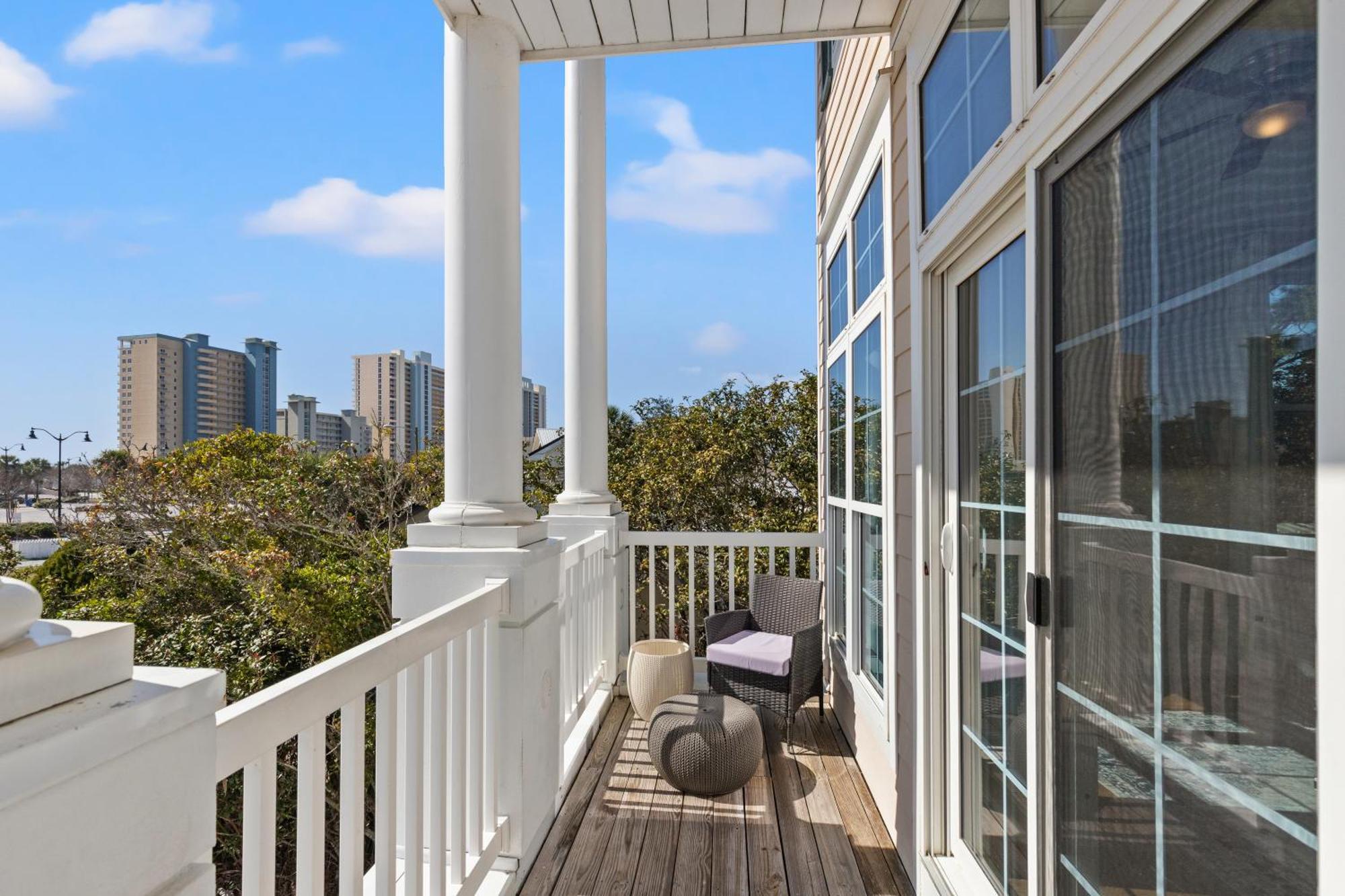 Sailors Cove: 5-bedroom, 45 Baths, Sleeps 12! Steps Away From The Beach! *