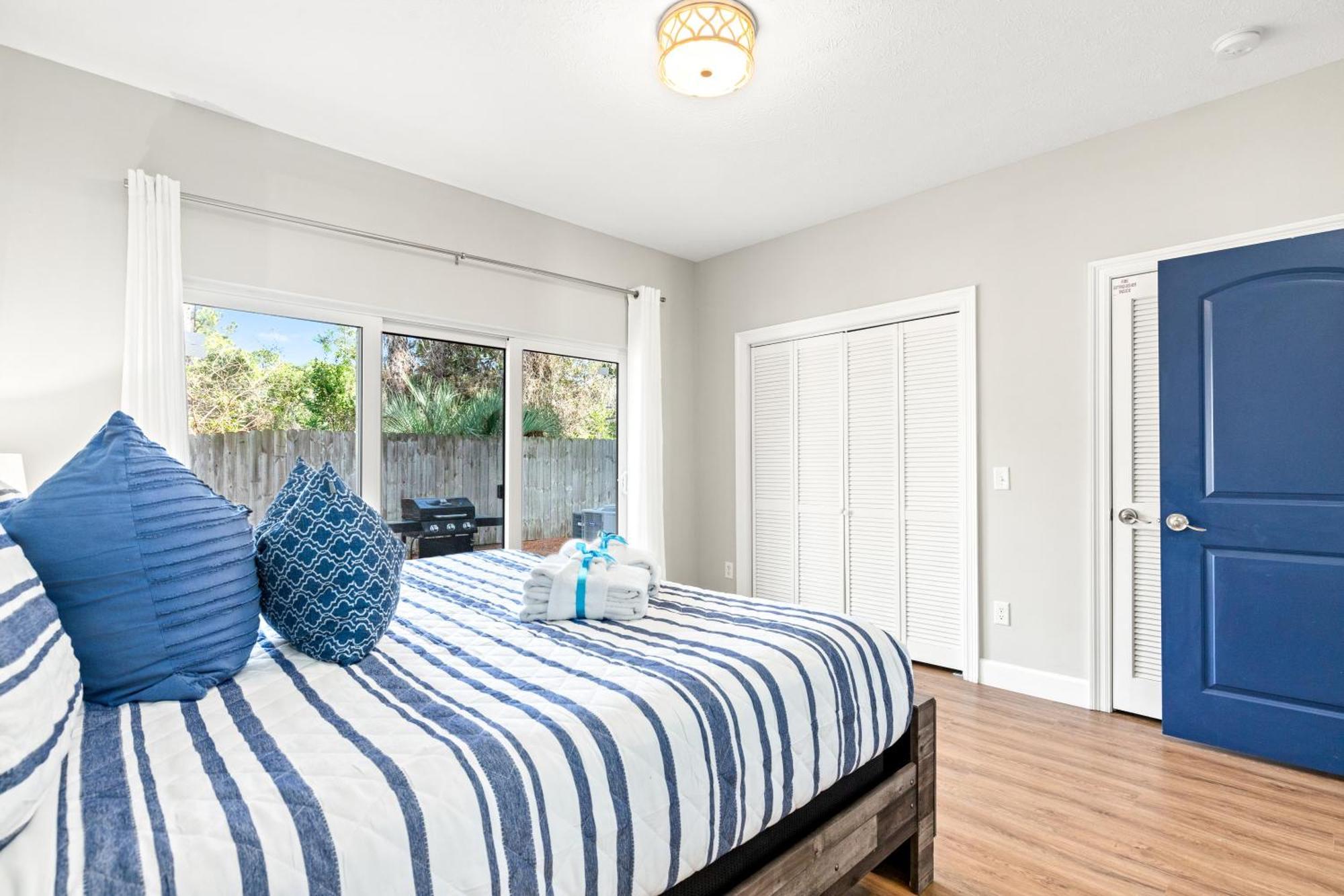 Sailors Cove: 5-bedroom, 45 Baths, Sleeps 12! Steps Away From The Beach! * Panama City Beach
