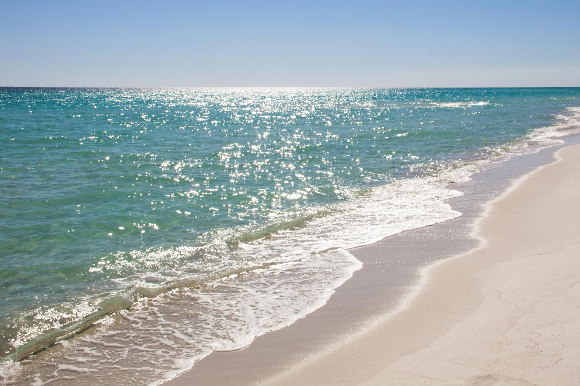 Holiday home Beachfront Bliss Awaits: 2-bed, 2-bath At Sterling Reef - Sleeps 6! *