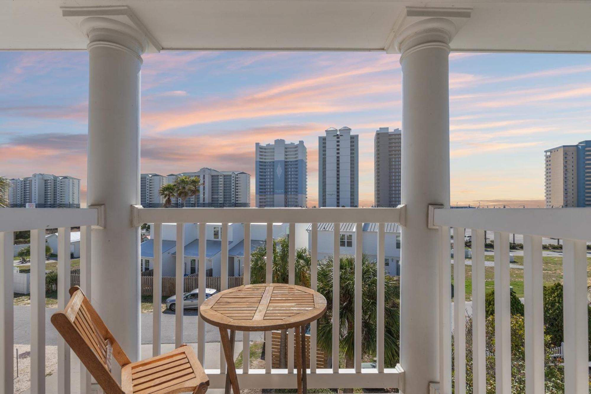 Sailors Cove: 5-bedroom, 45 Baths, Sleeps 12! Steps Away From The Beach!