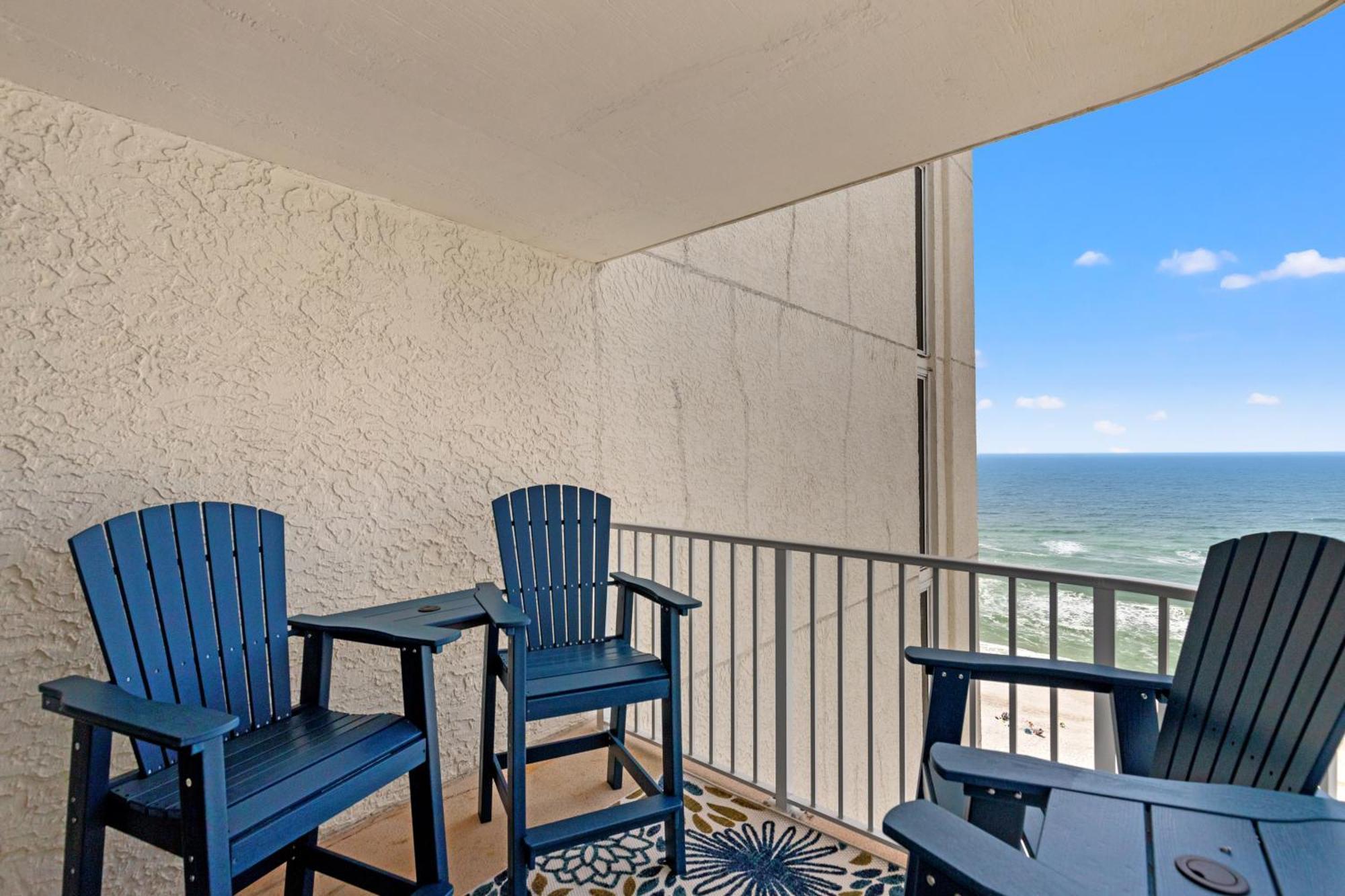 Holiday home Coastal Hideaway: Cozy Beachfront - Sleeps 4 With Stunning Views! *